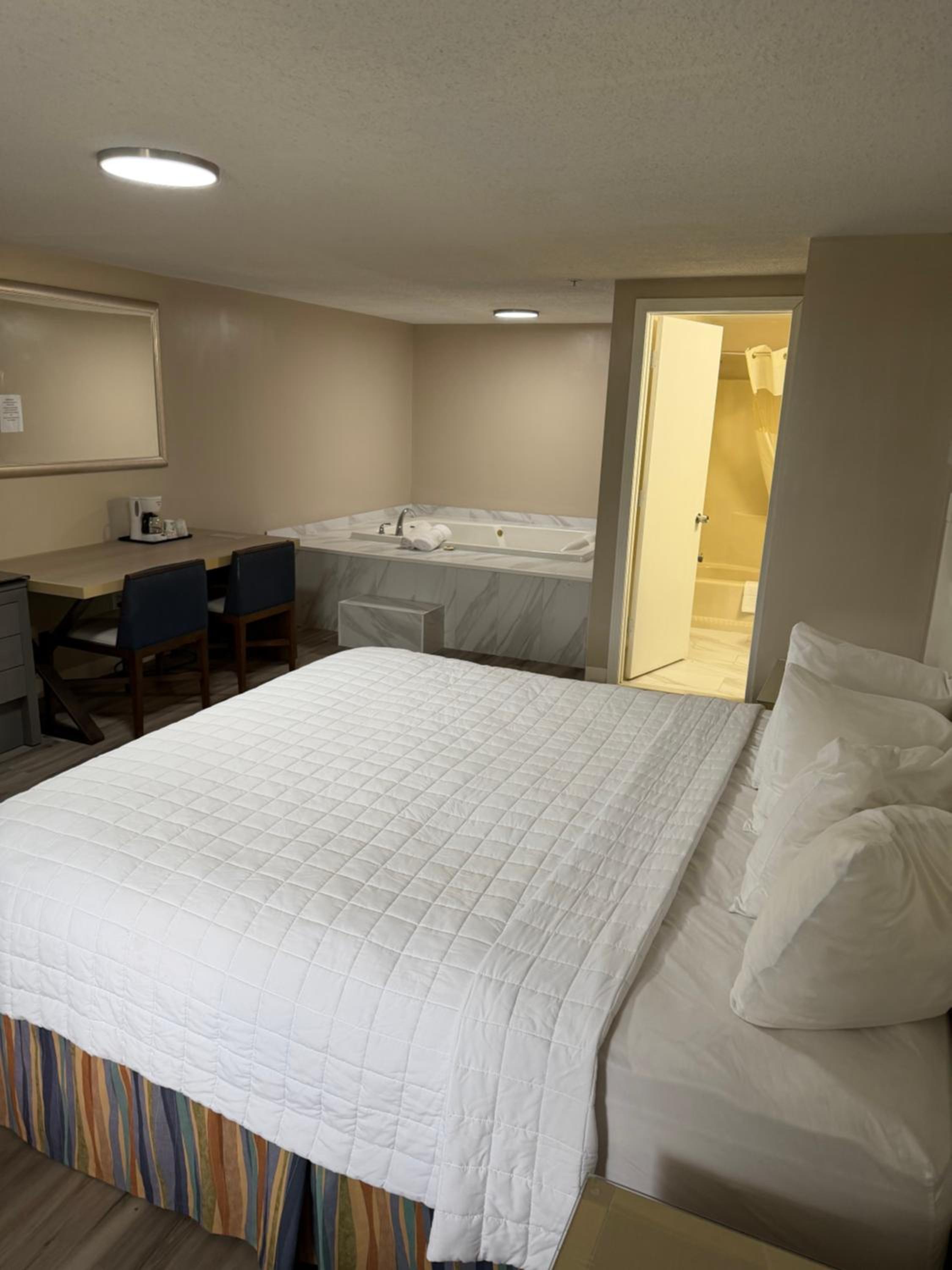King Suite with Hot Tub - Non-Smoking