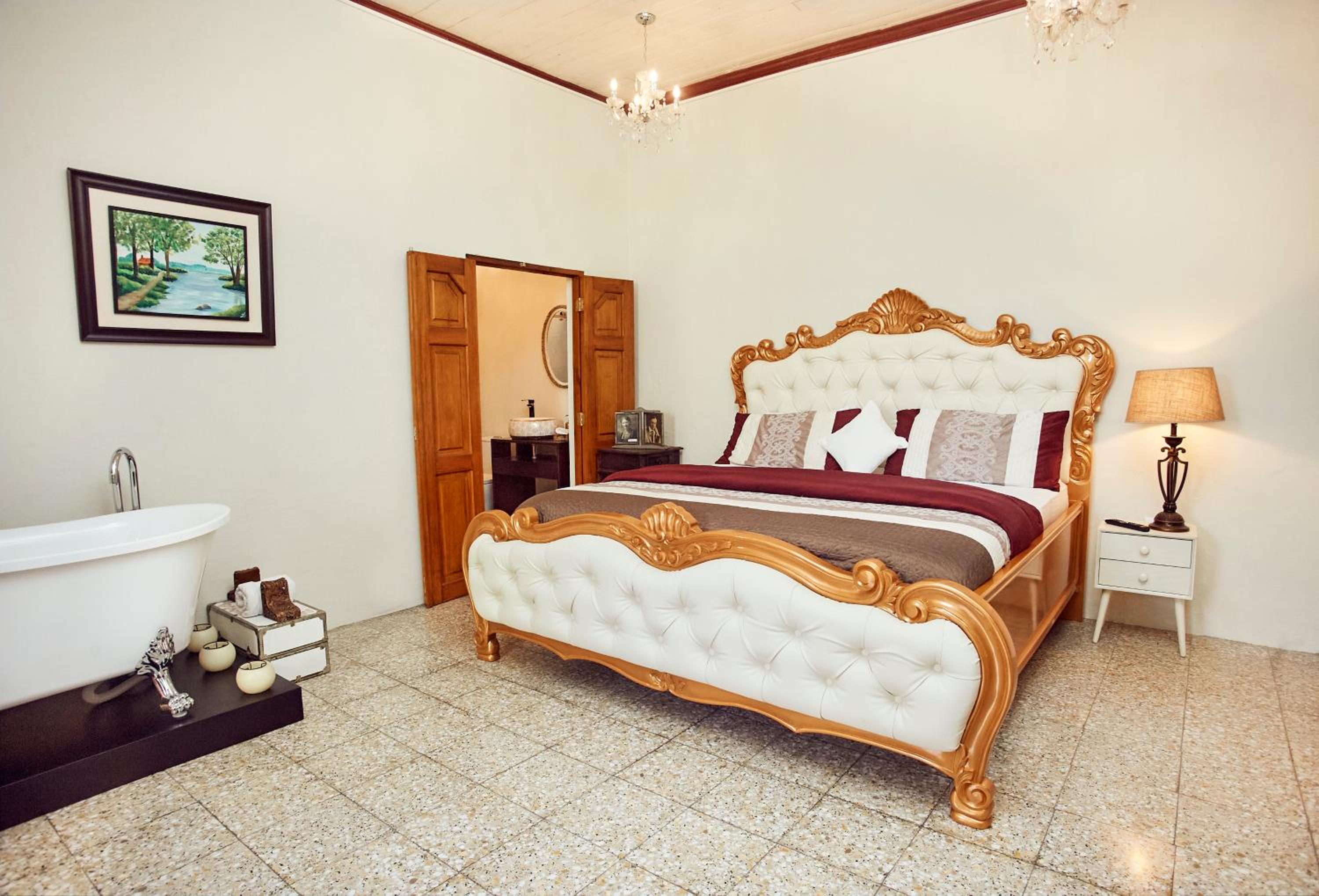 Deluxe King Suite