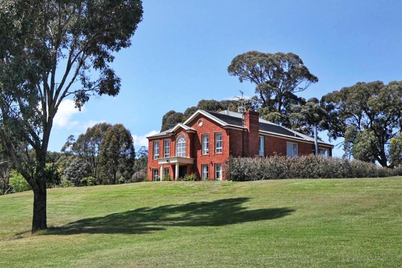 Five-Bedroom House photo 2
