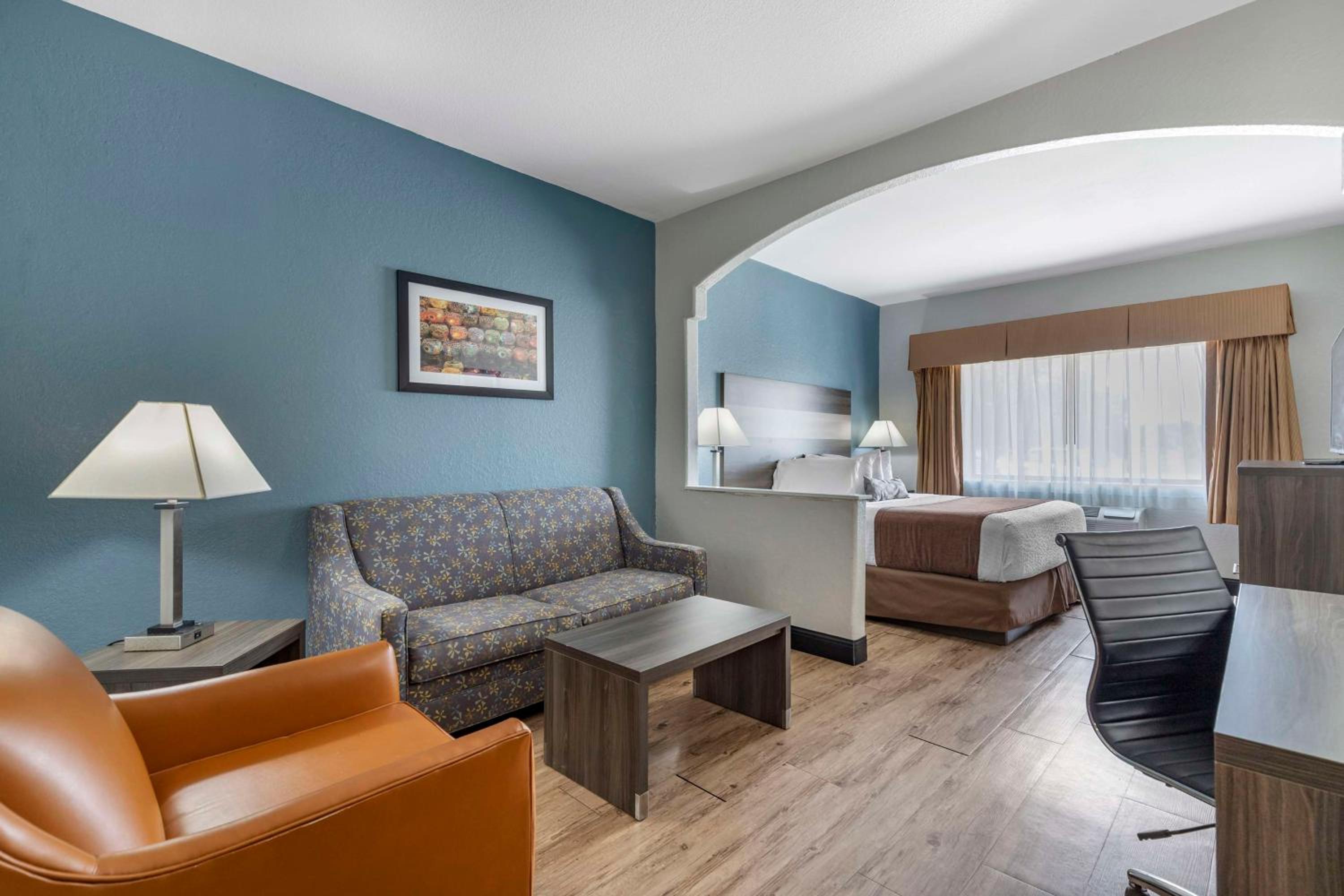 King Suite - Non-Smoking photo 1