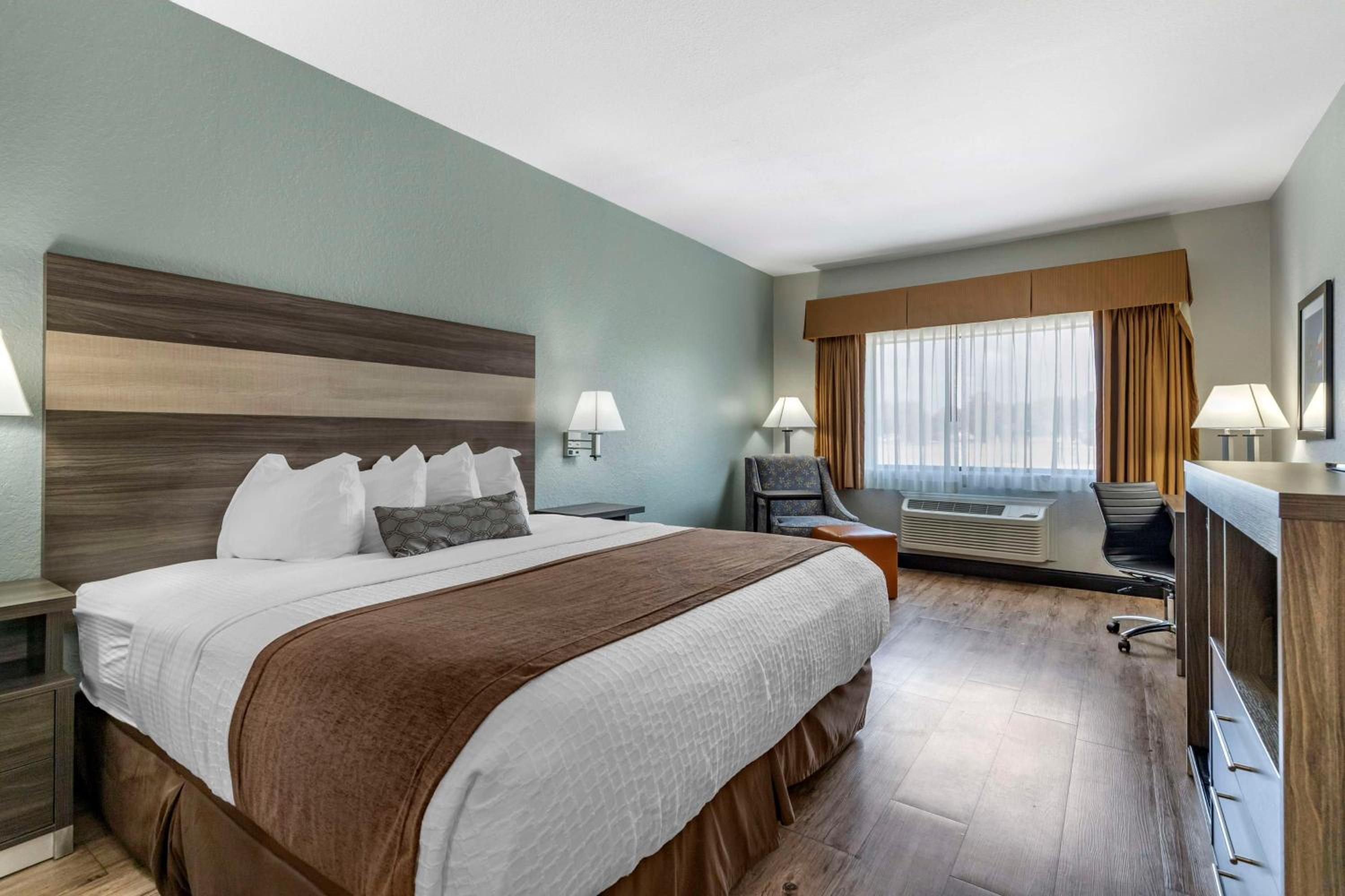 Standard King Room photo 1
