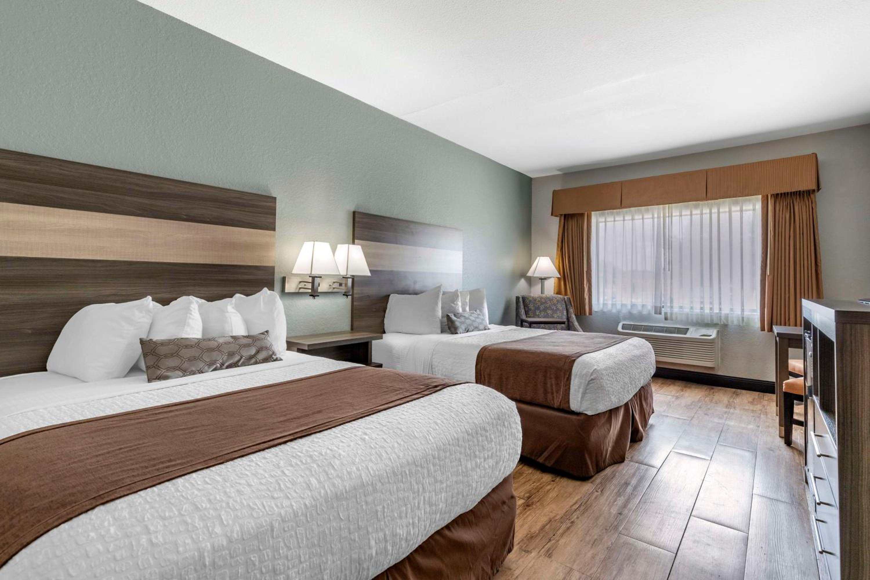 Queen Room with Two Queen Beds - Non-Smoking photo 1