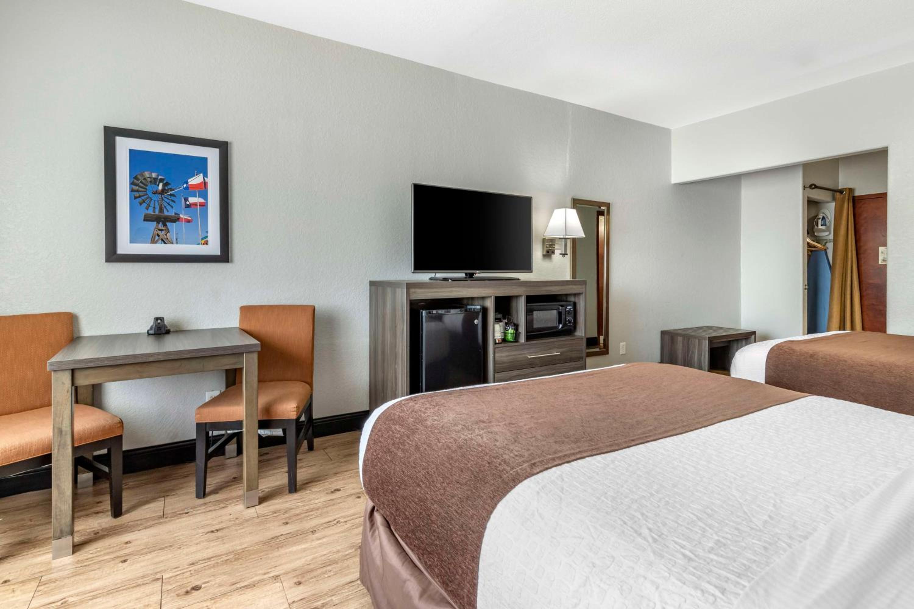 Queen Room with Two Queen Beds - Non-Smoking photo 2