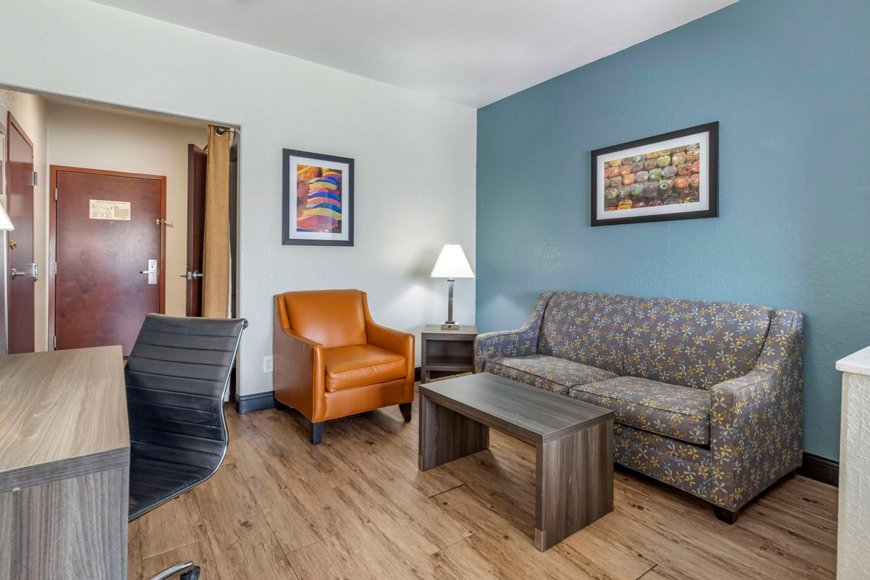 King Suite - Non-Smoking photo 2