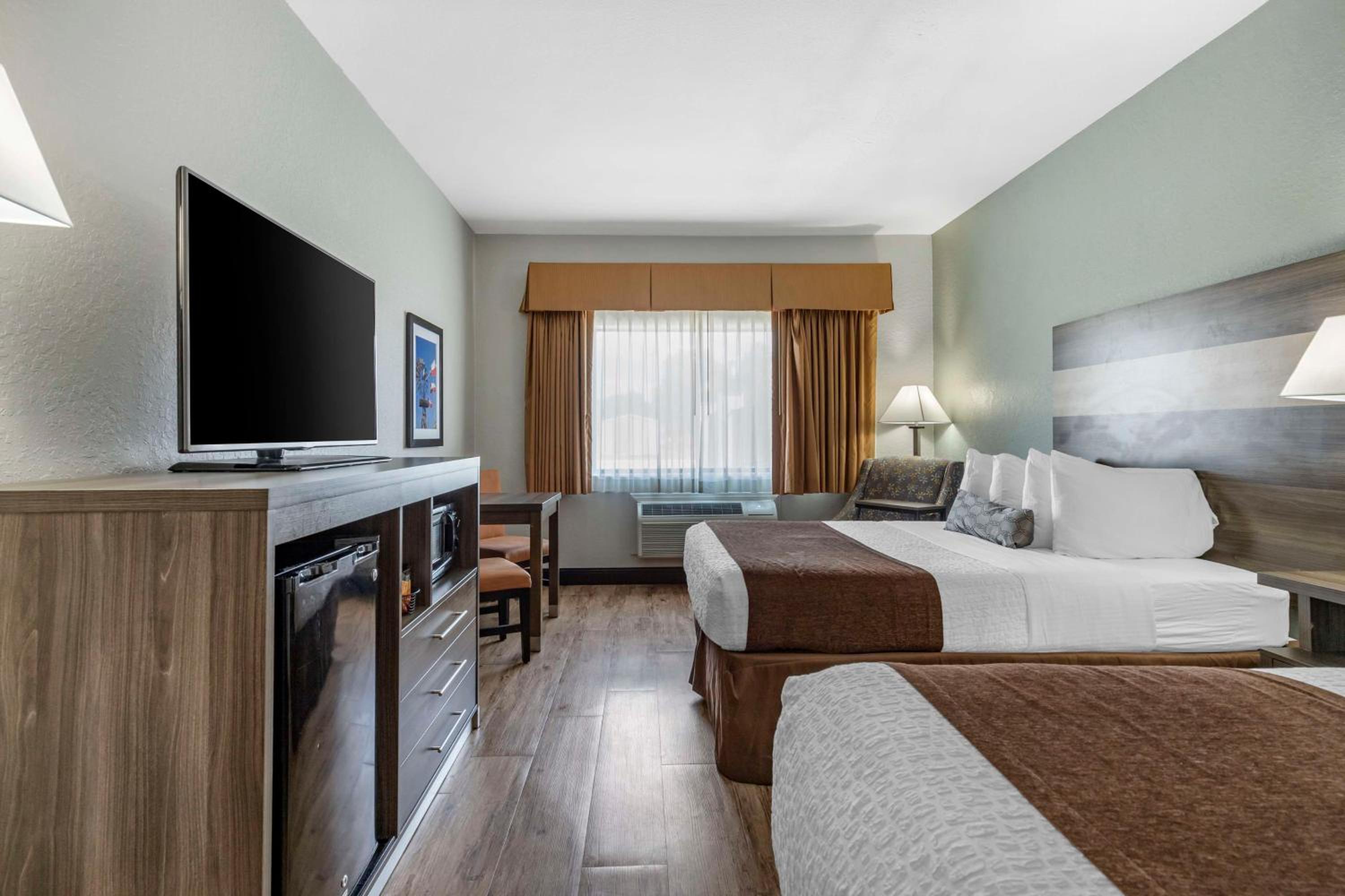 Queen Room with Two Queen Beds - Disability Access/Bath Tub photo 2