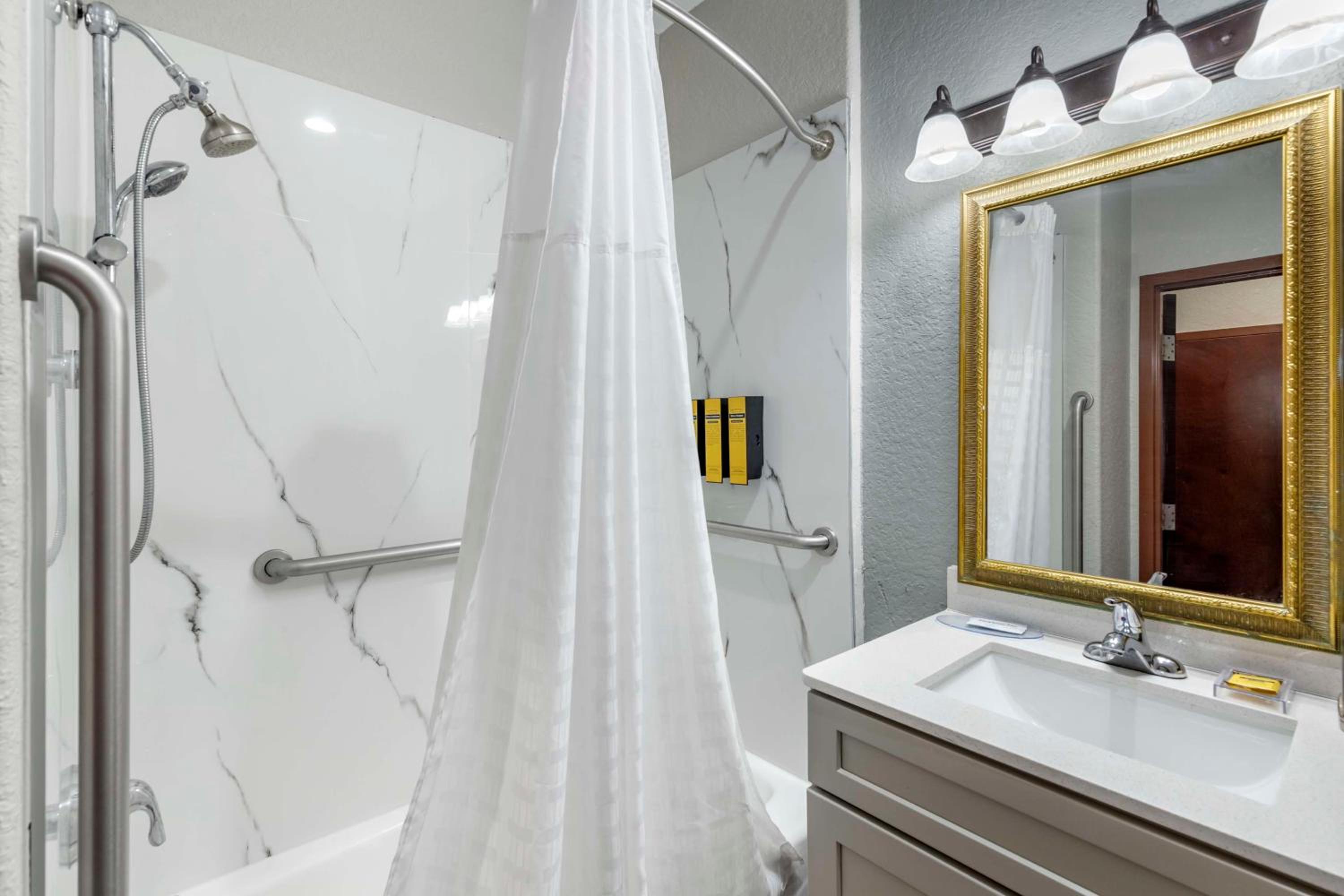 King Suite - Disability Access/Non-Smoking photo 2