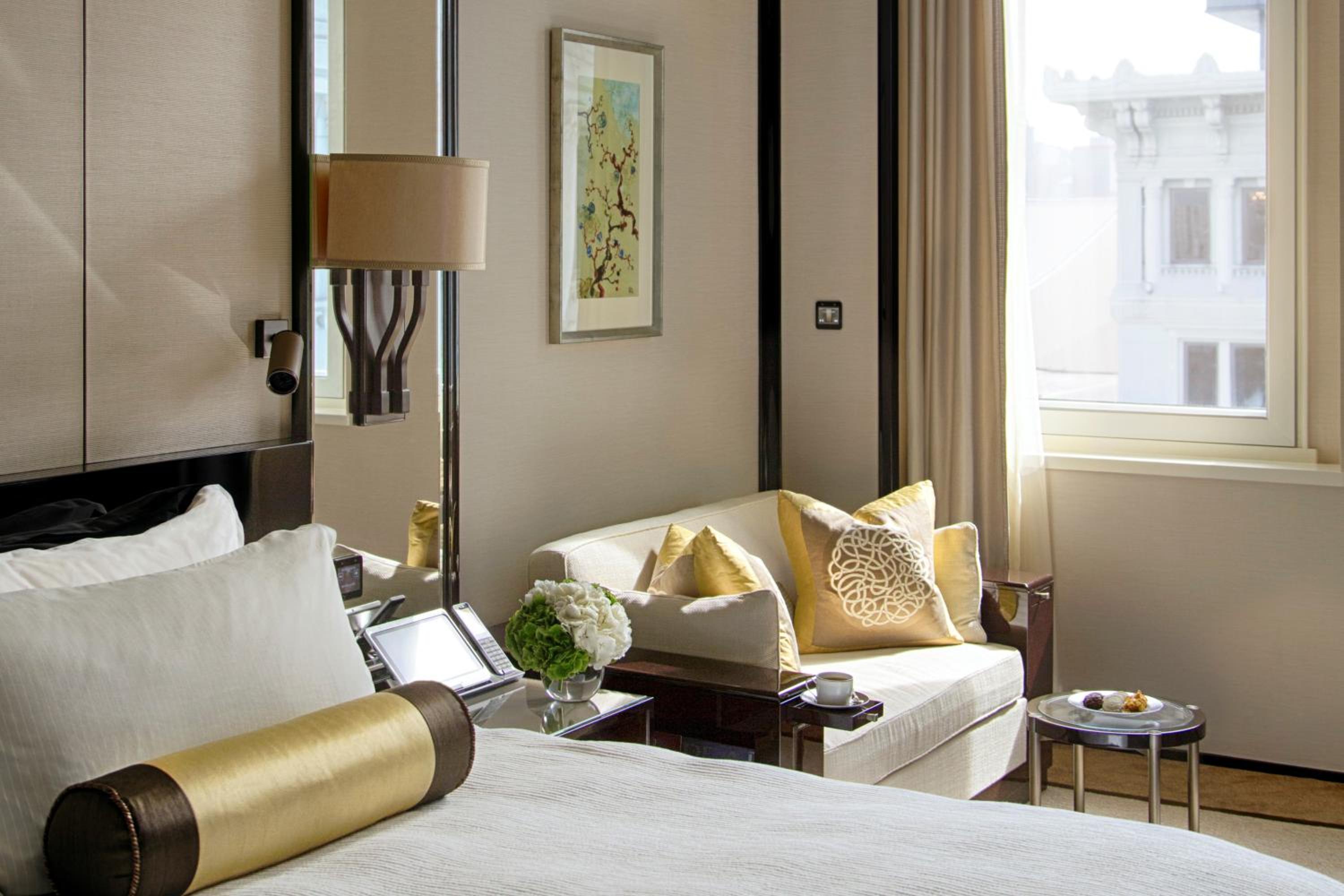 Deluxe King Room with Courtyard View photo 1