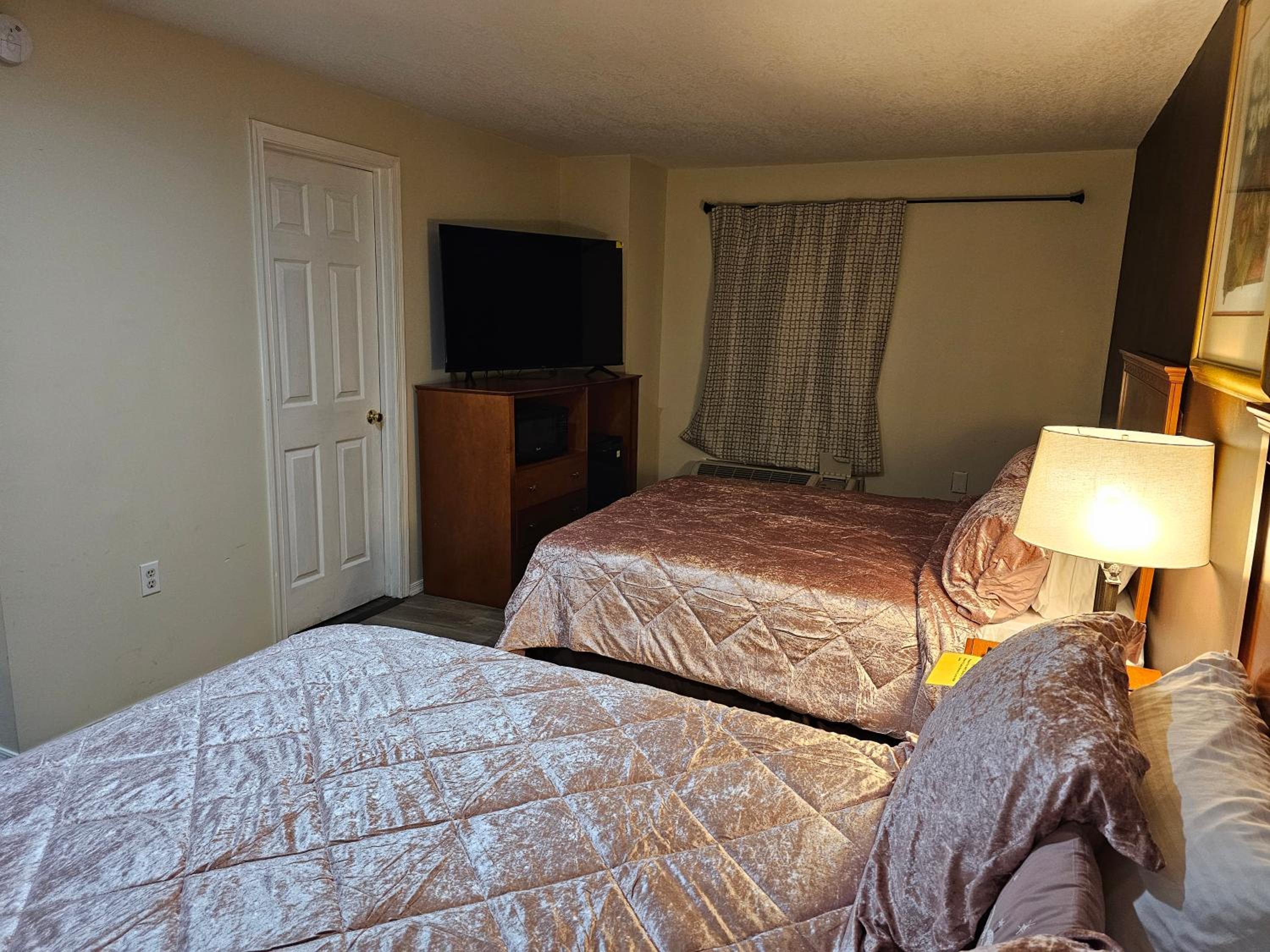 Deluxe Double Room (1 adult + 2 children) - Photo 9