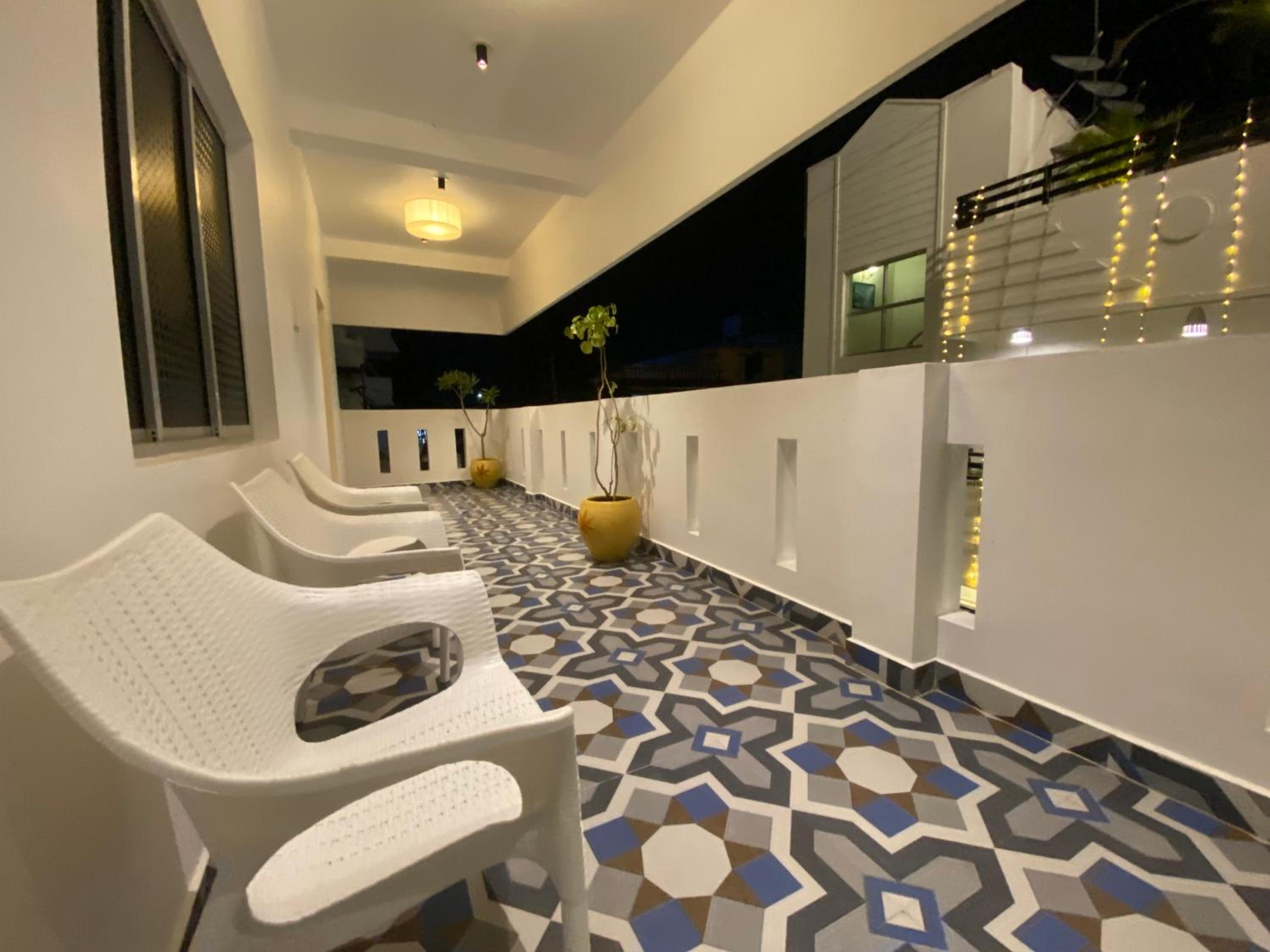 King Suite with Balcony - Photo 17
