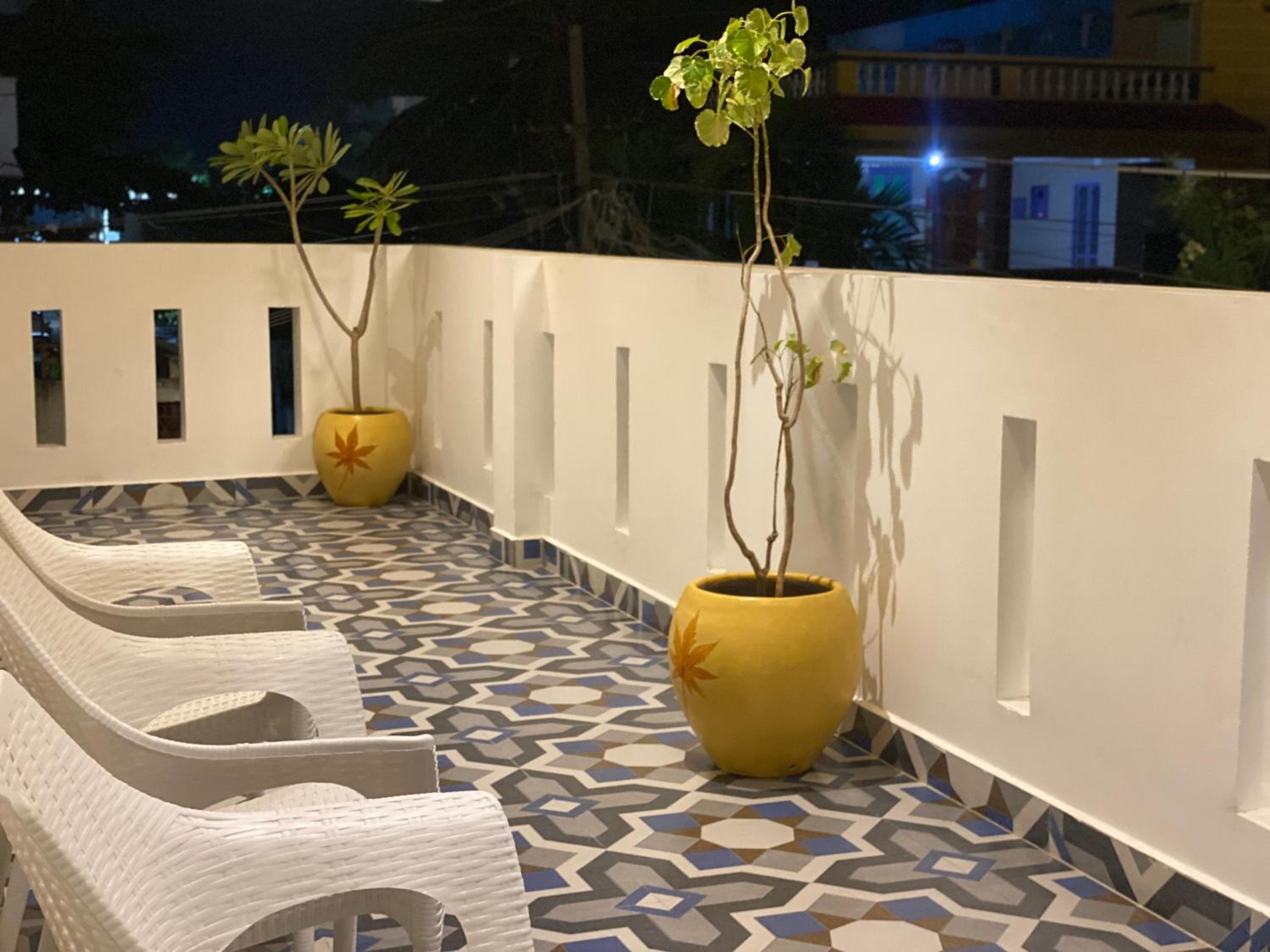 King Suite with Balcony - Photo 15