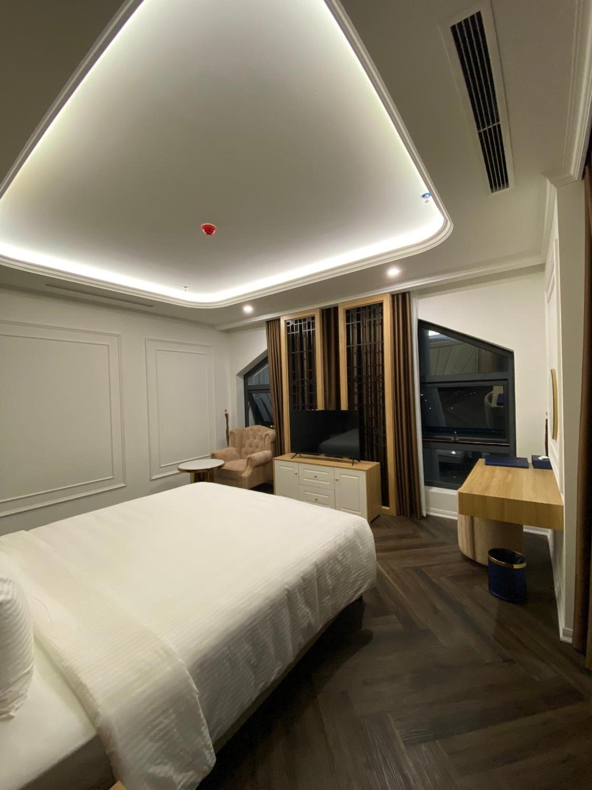 Deluxe King Room photo 2