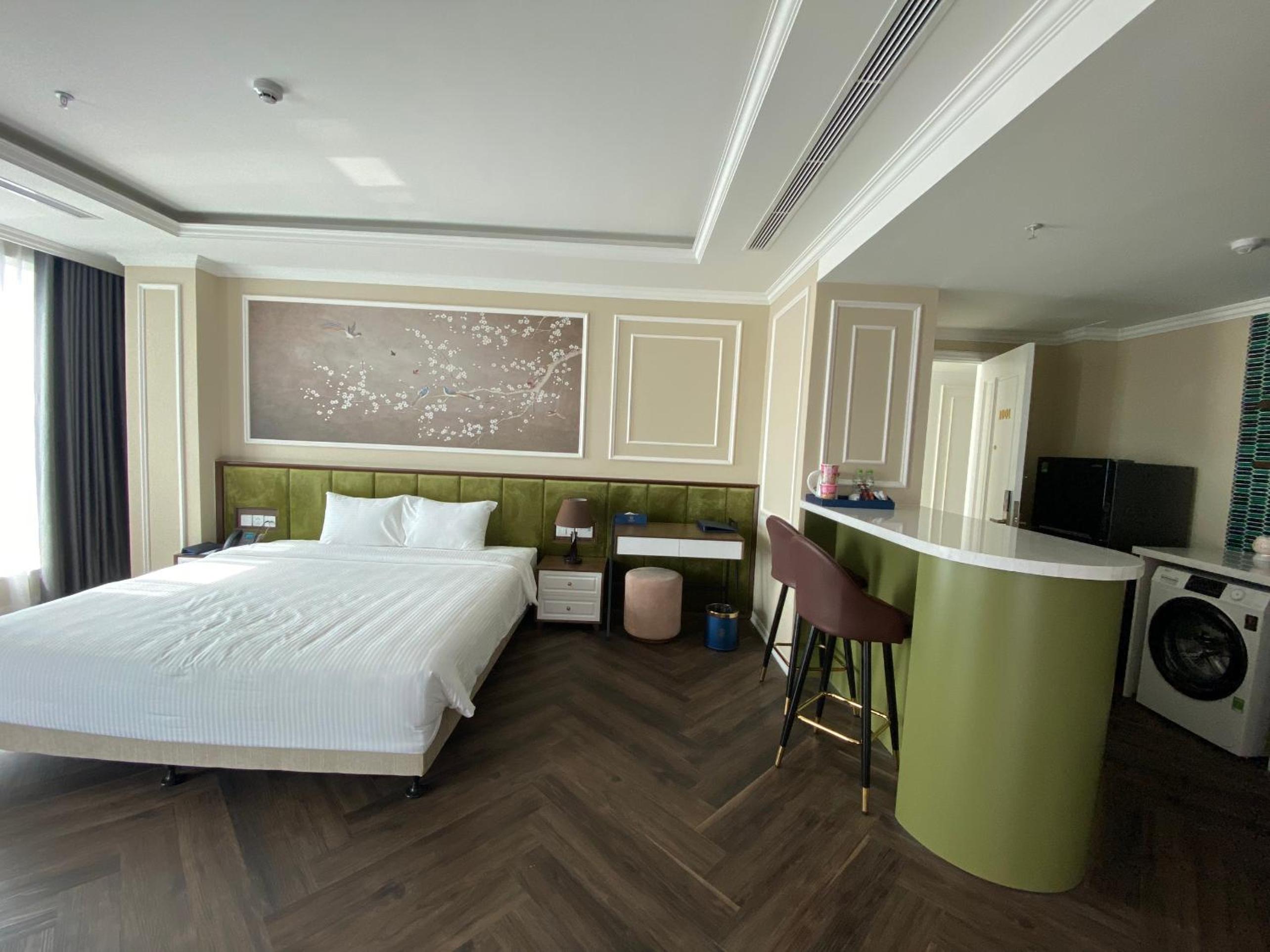 Suite - Photo 2
