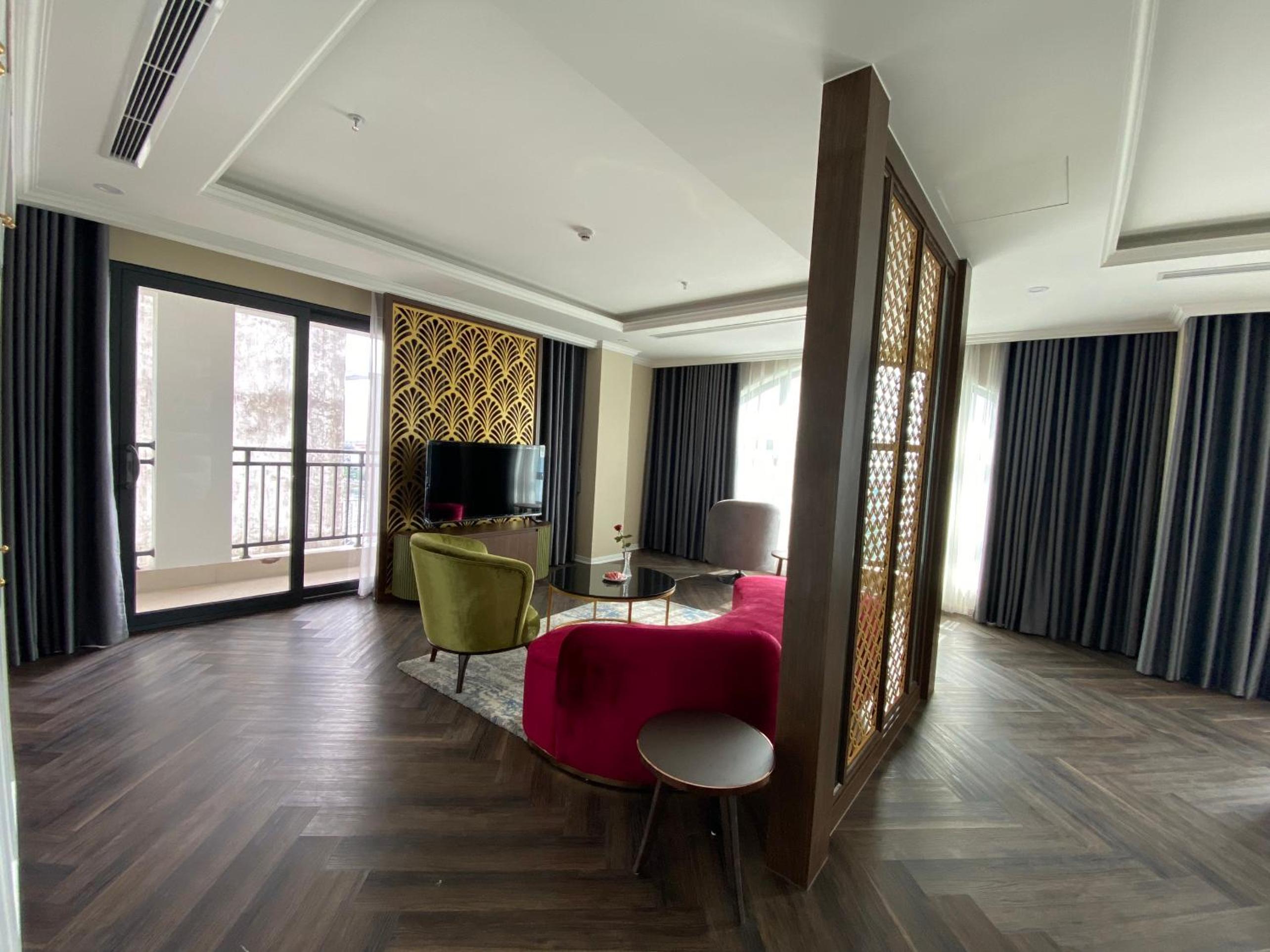 Suite - Photo 13
