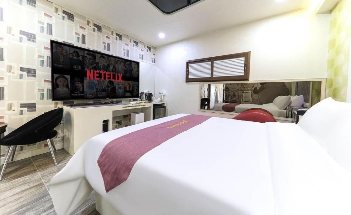 Deluxe Queen Room