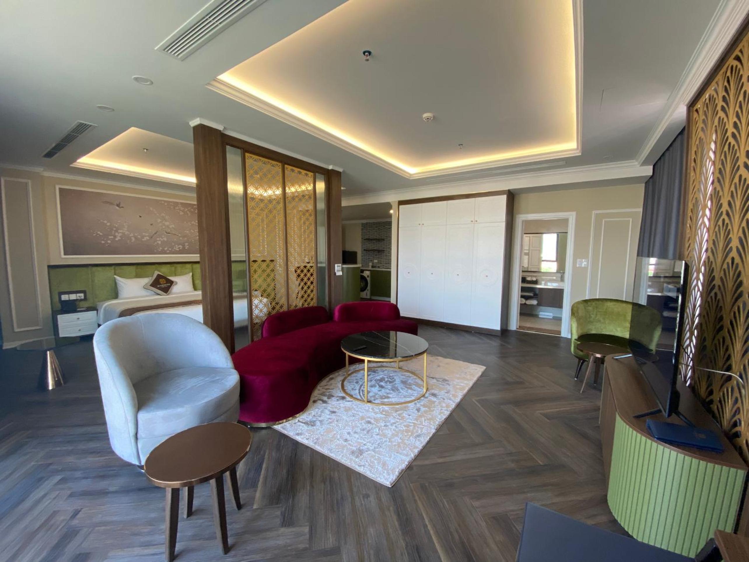 Suite - Photo 11