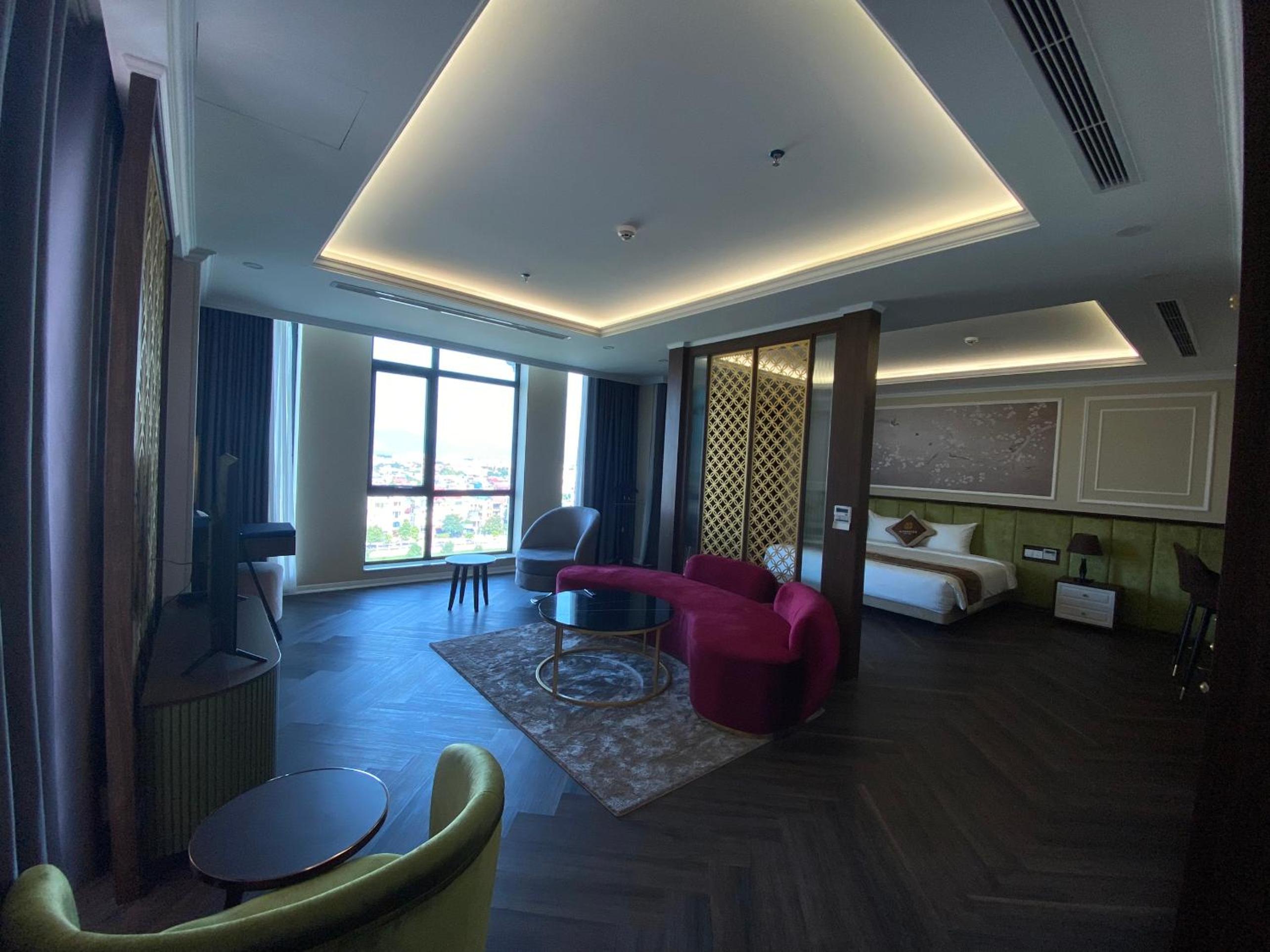 Suite - Photo 3