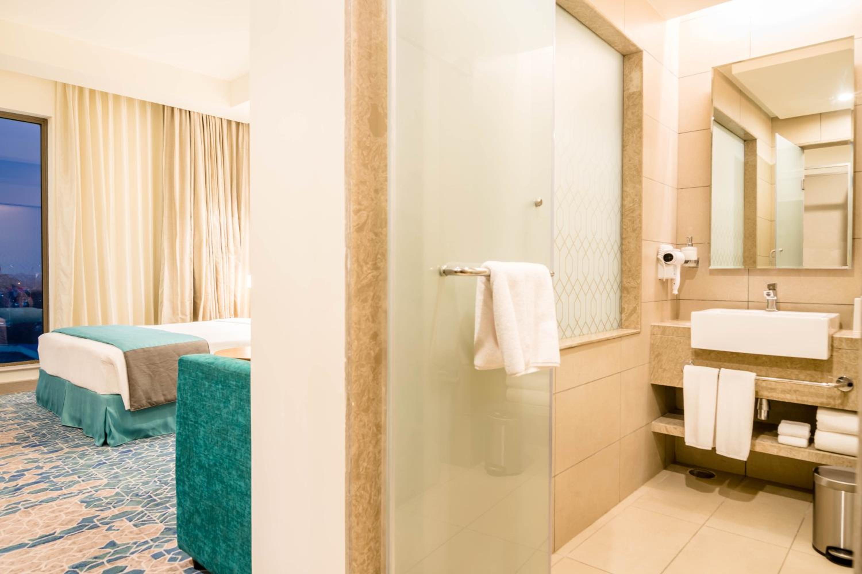 Standard Queen Room - Disability Access - Photo 6
