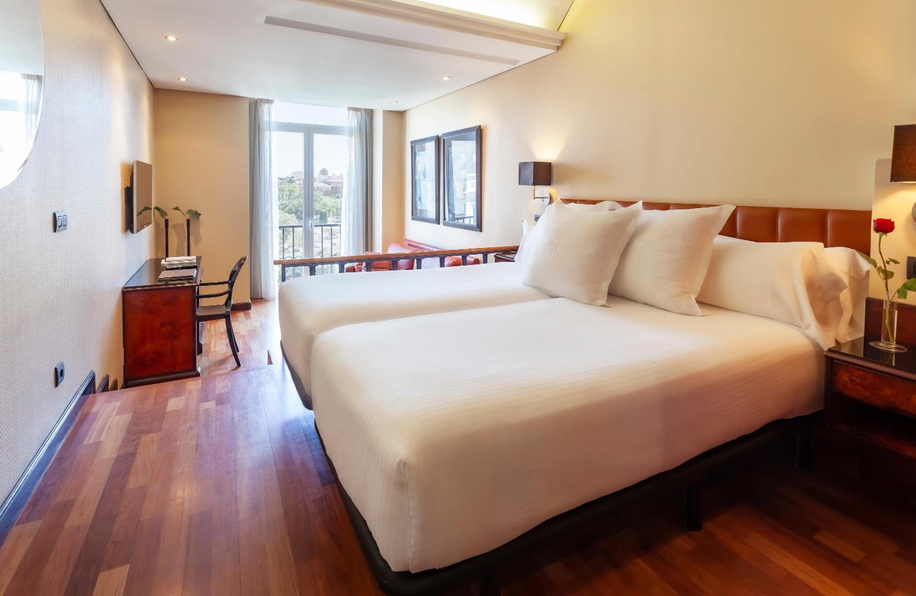 Superior Double or Twin Room with City View - Photo 6