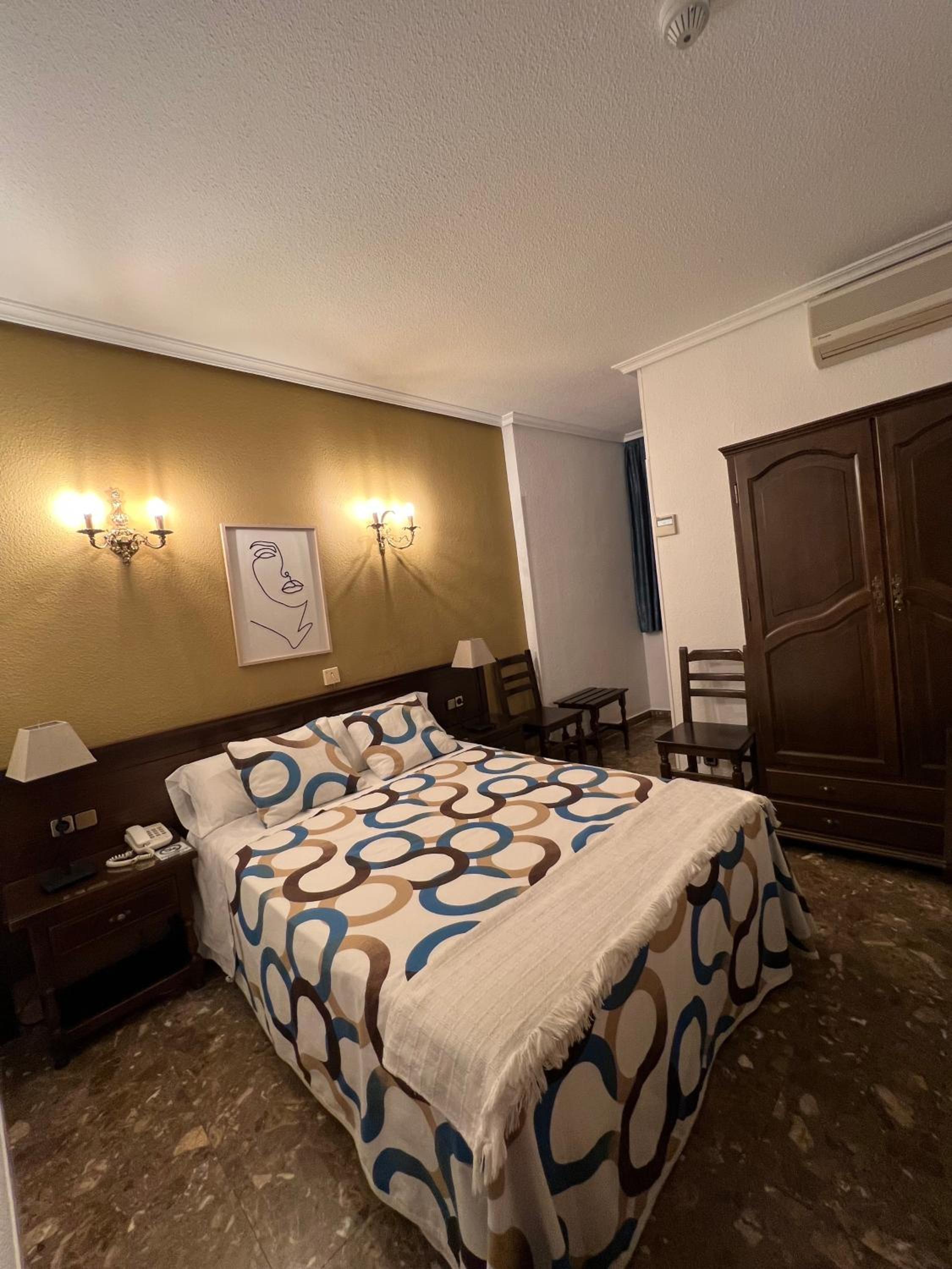 Standard Queen Room - Photo 21