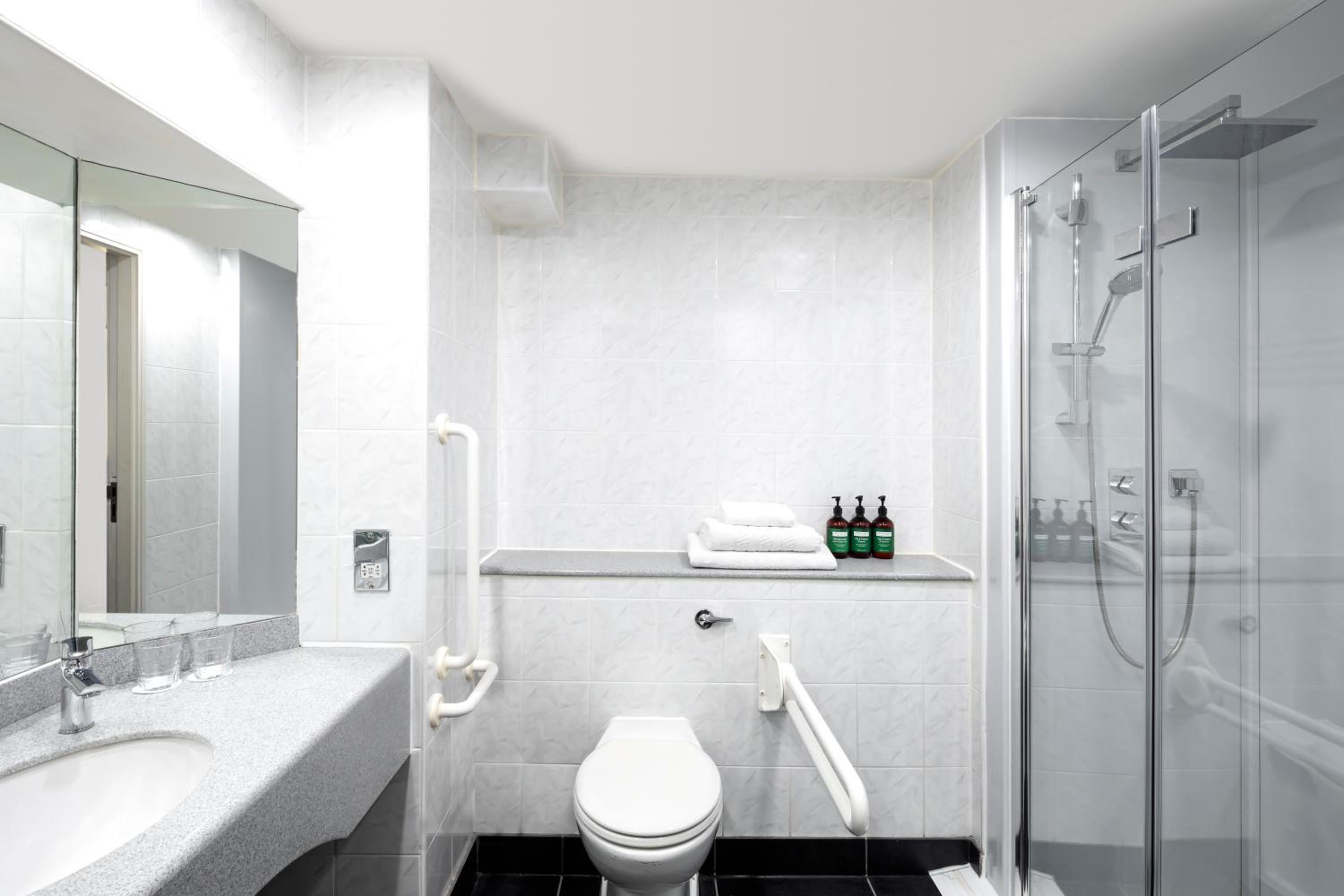 Standard Queen Room - Accessible - Photo 5