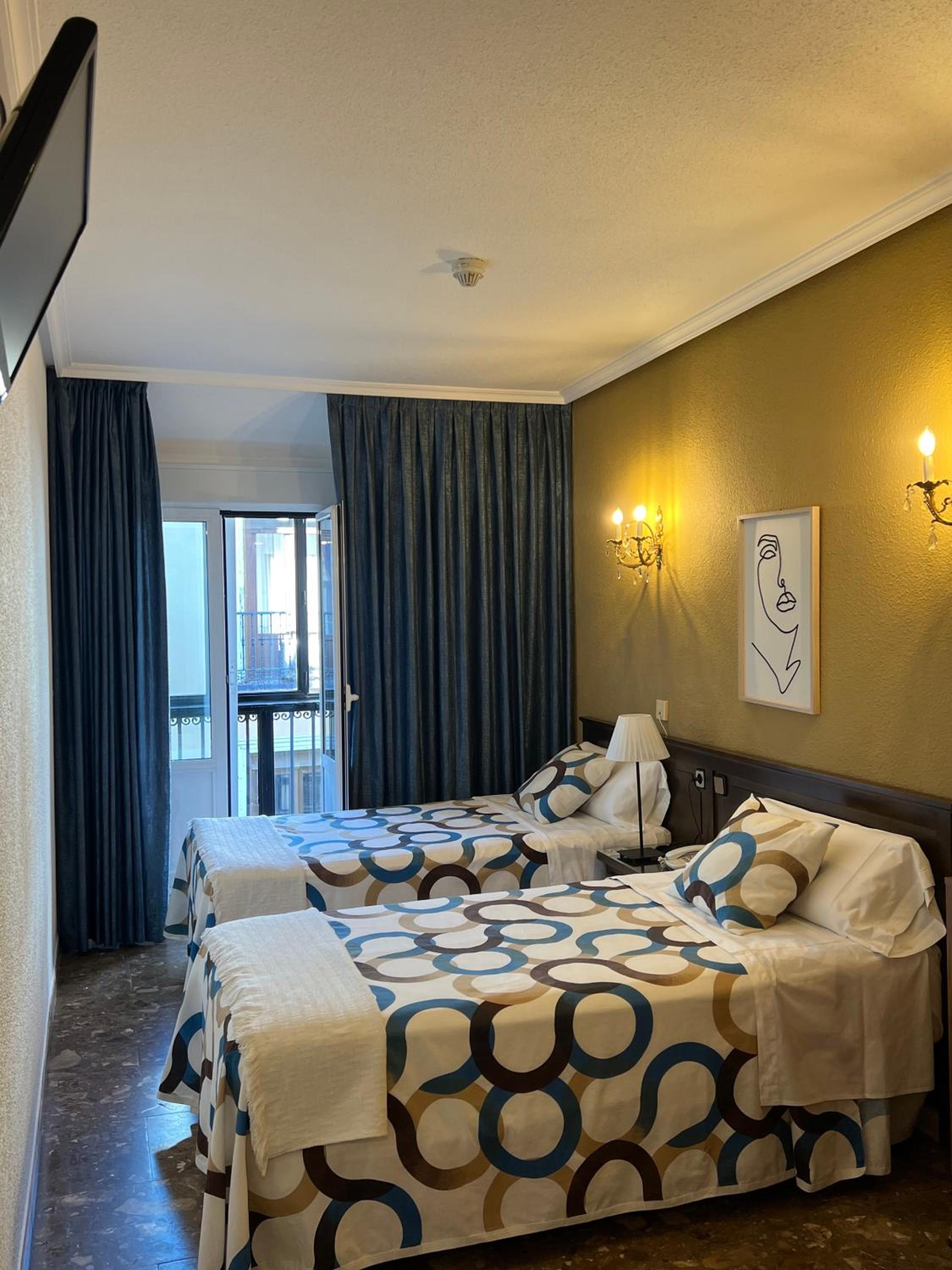 Twin Room with Private Bathroom - Photo 4
