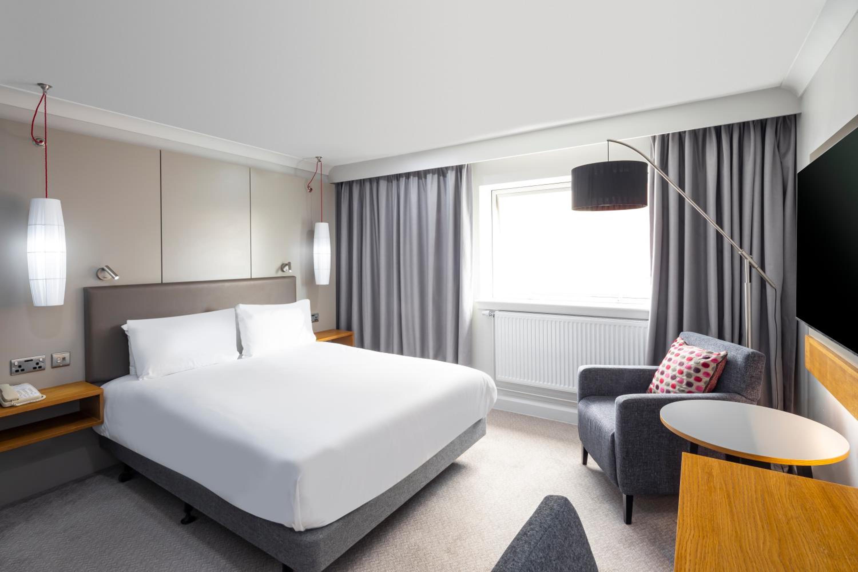 Standard Queen Room - Accessible - Photo 11