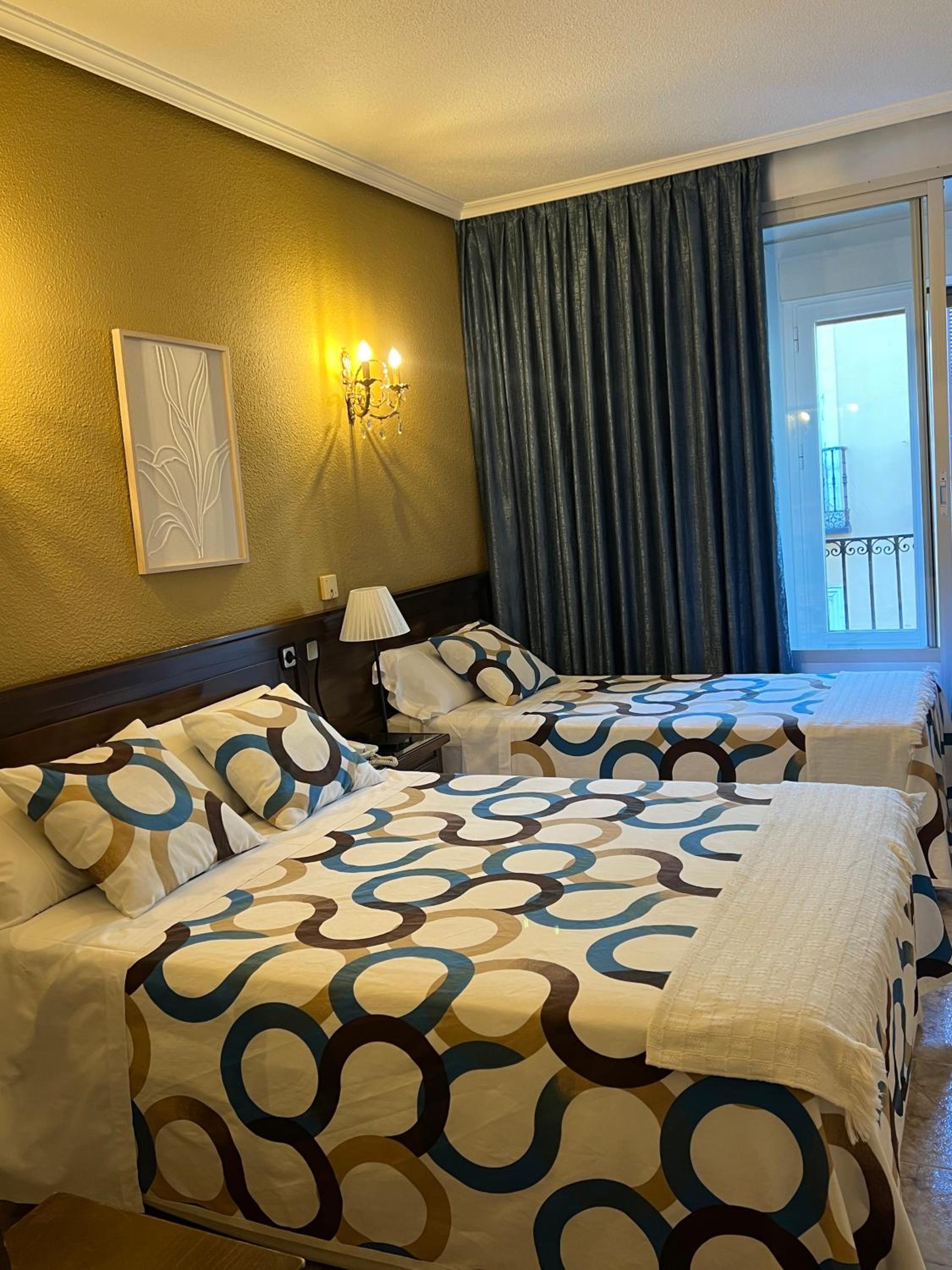 Double with Extra Bed - Photo 4