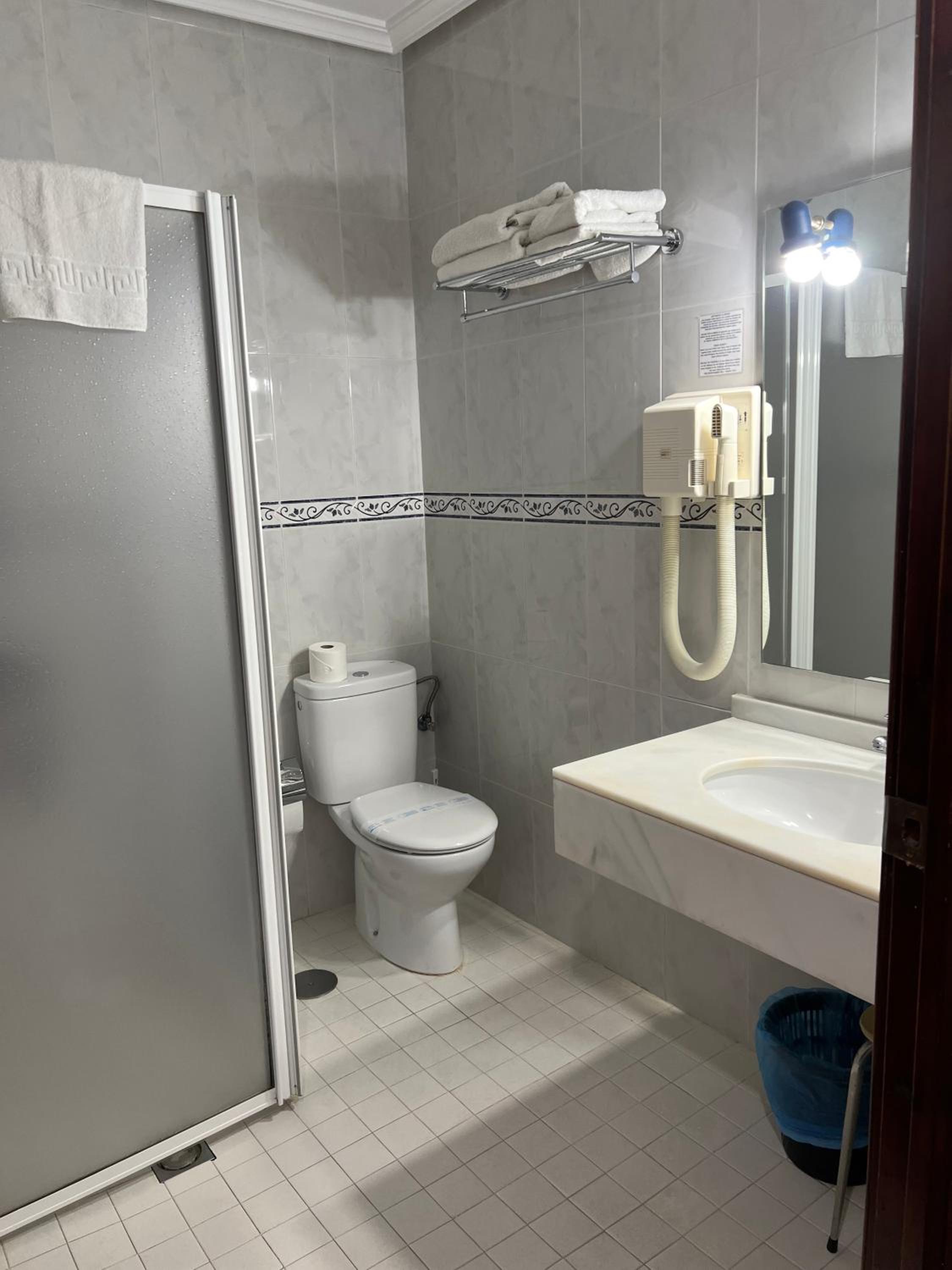 Standard Queen Room - Photo 15