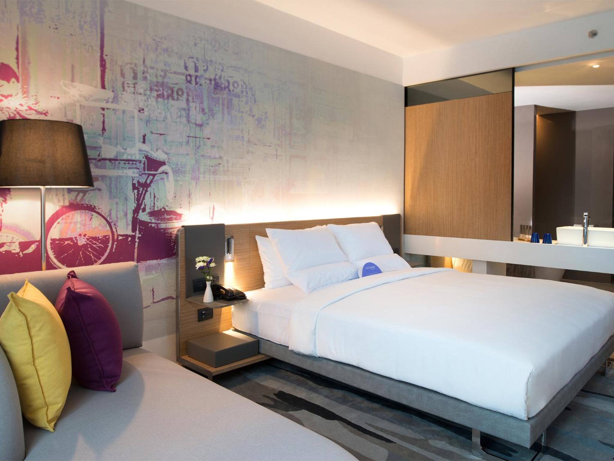 Grand Deluxe King Room with Bathtub thumbnail 6