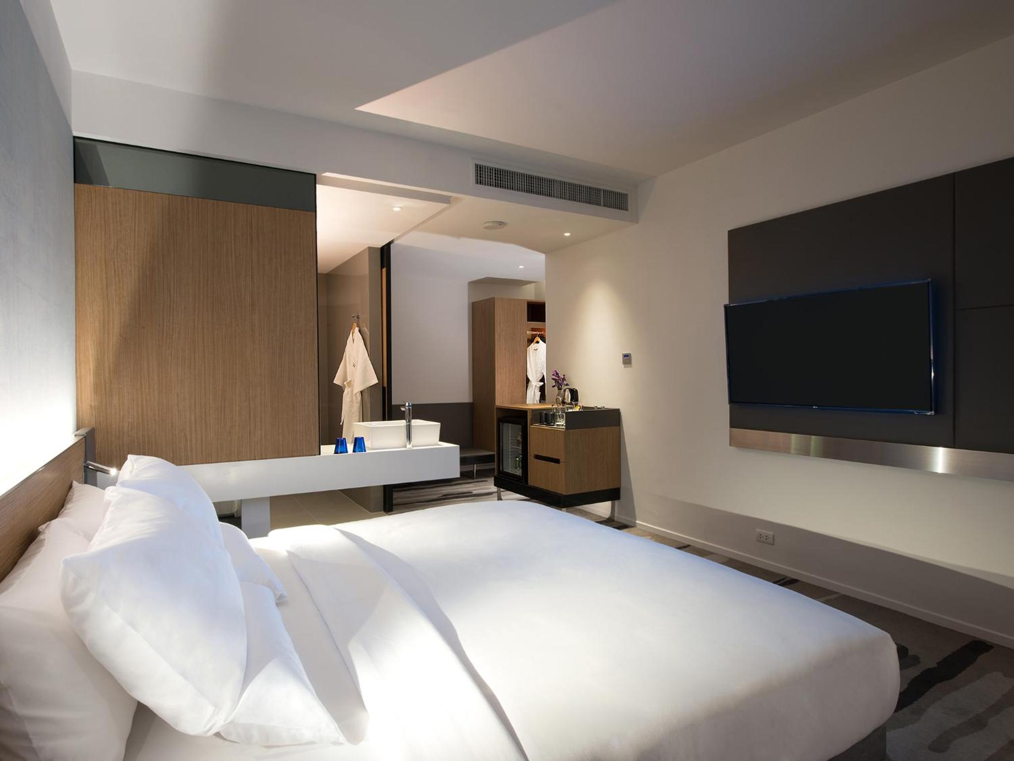 Grand Deluxe King Room with Bathtub