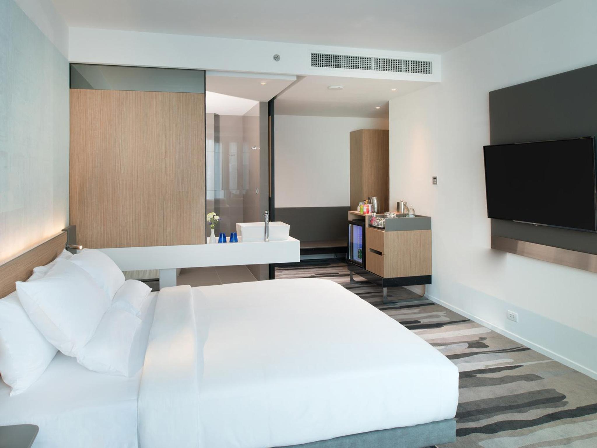 Grand Deluxe King Room with Bathtub