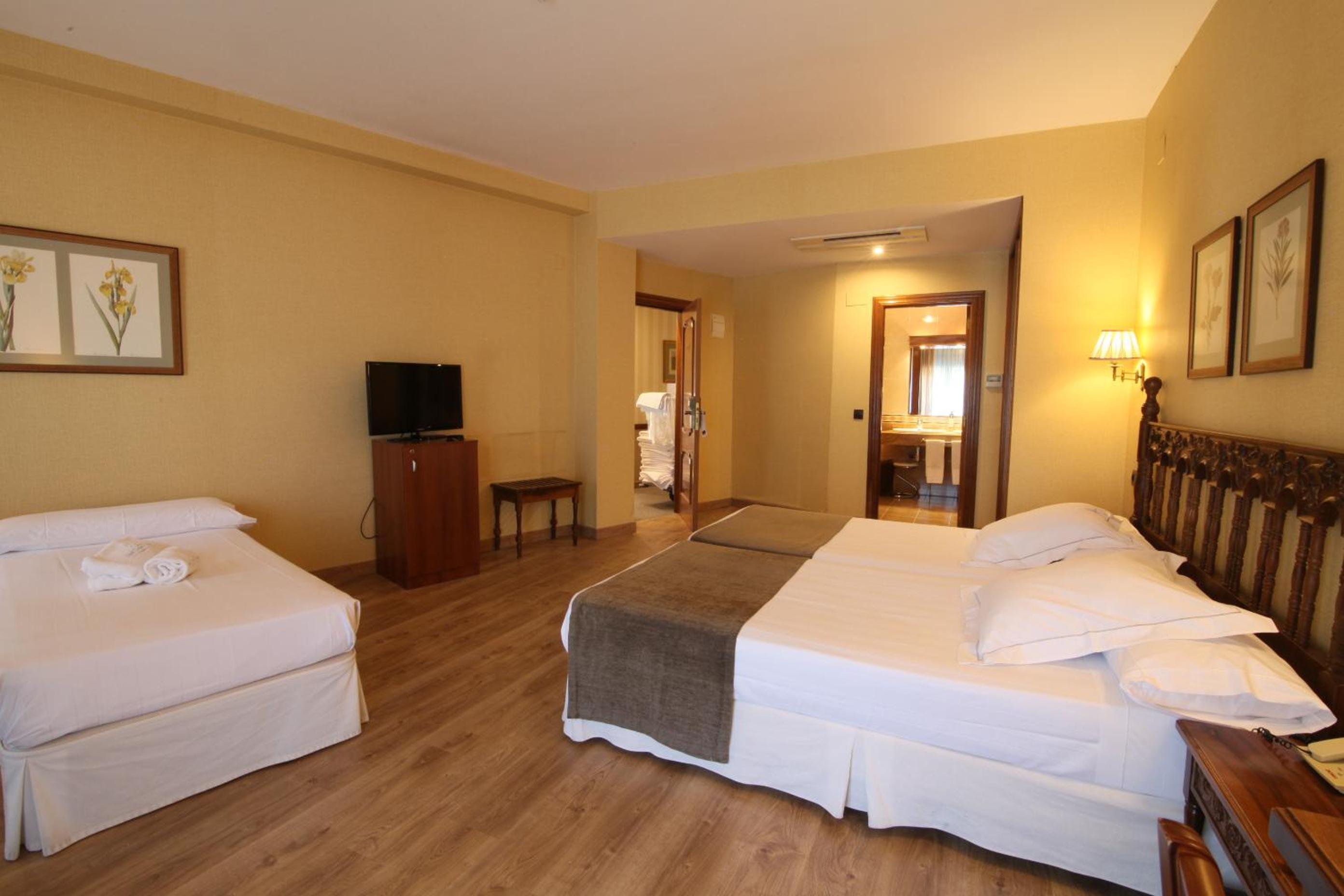 Triple Room - Photo 13