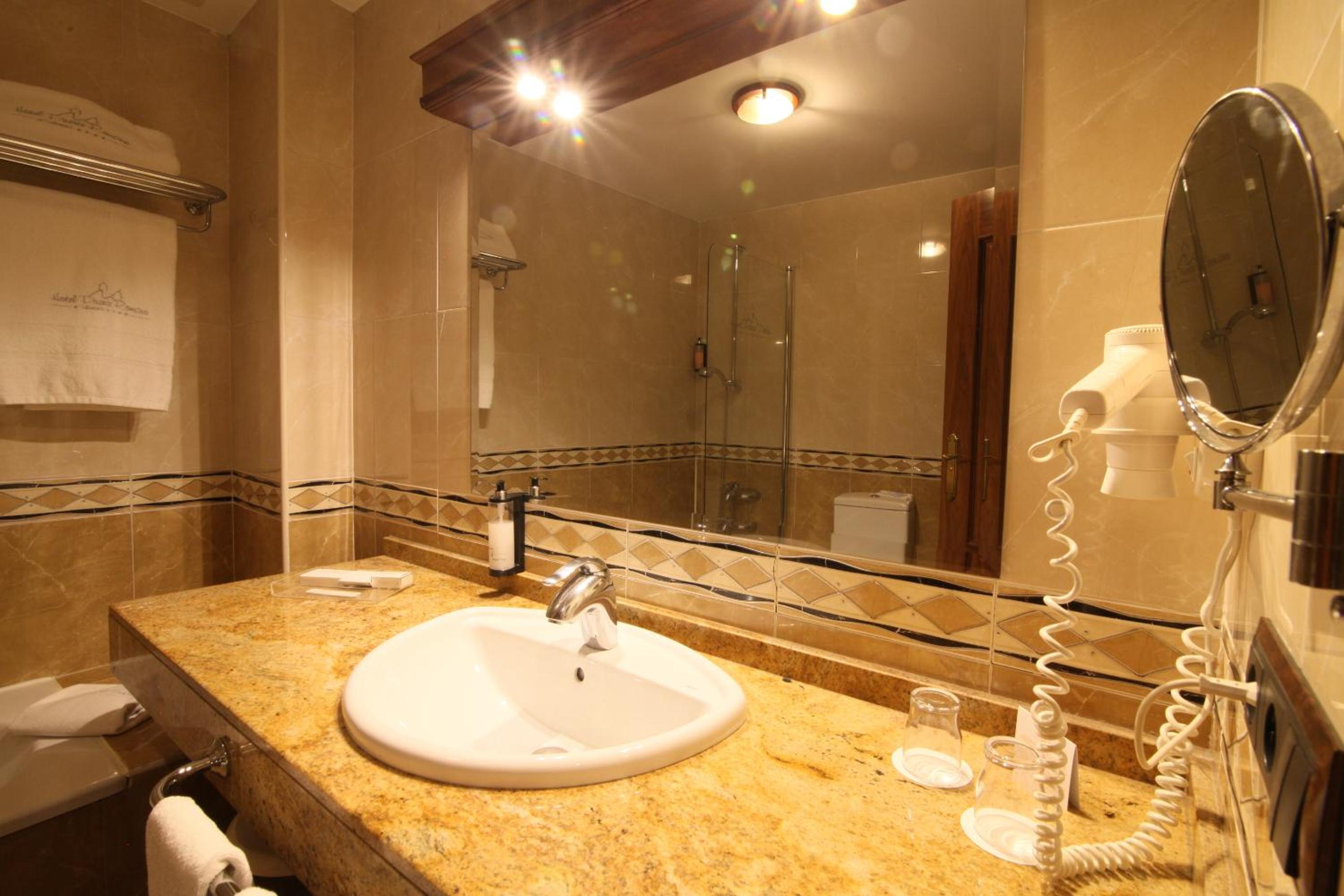 Double or Twin Room - Photo 4