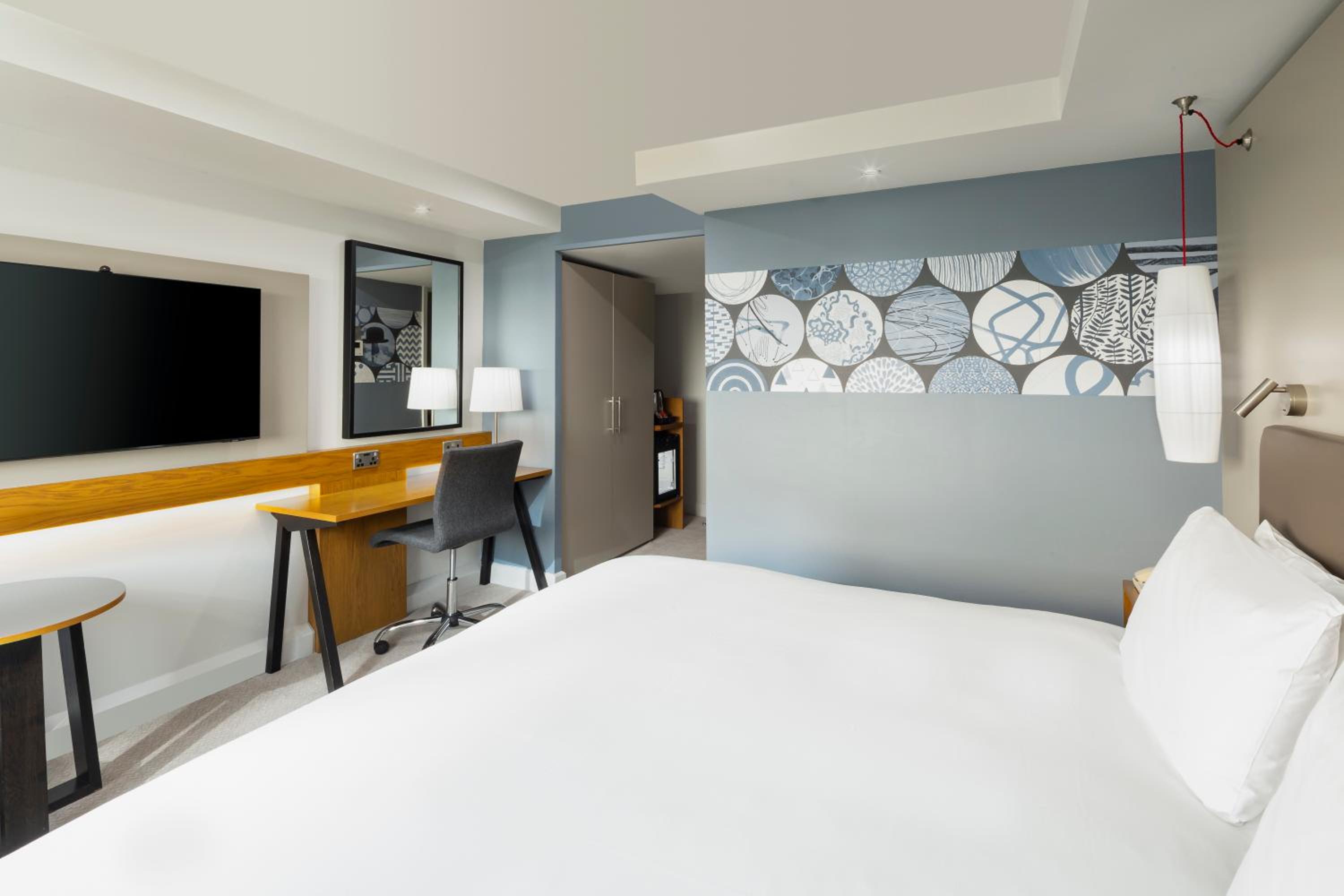 1 Super King Bed Premium Lounge Access - Photo 1
