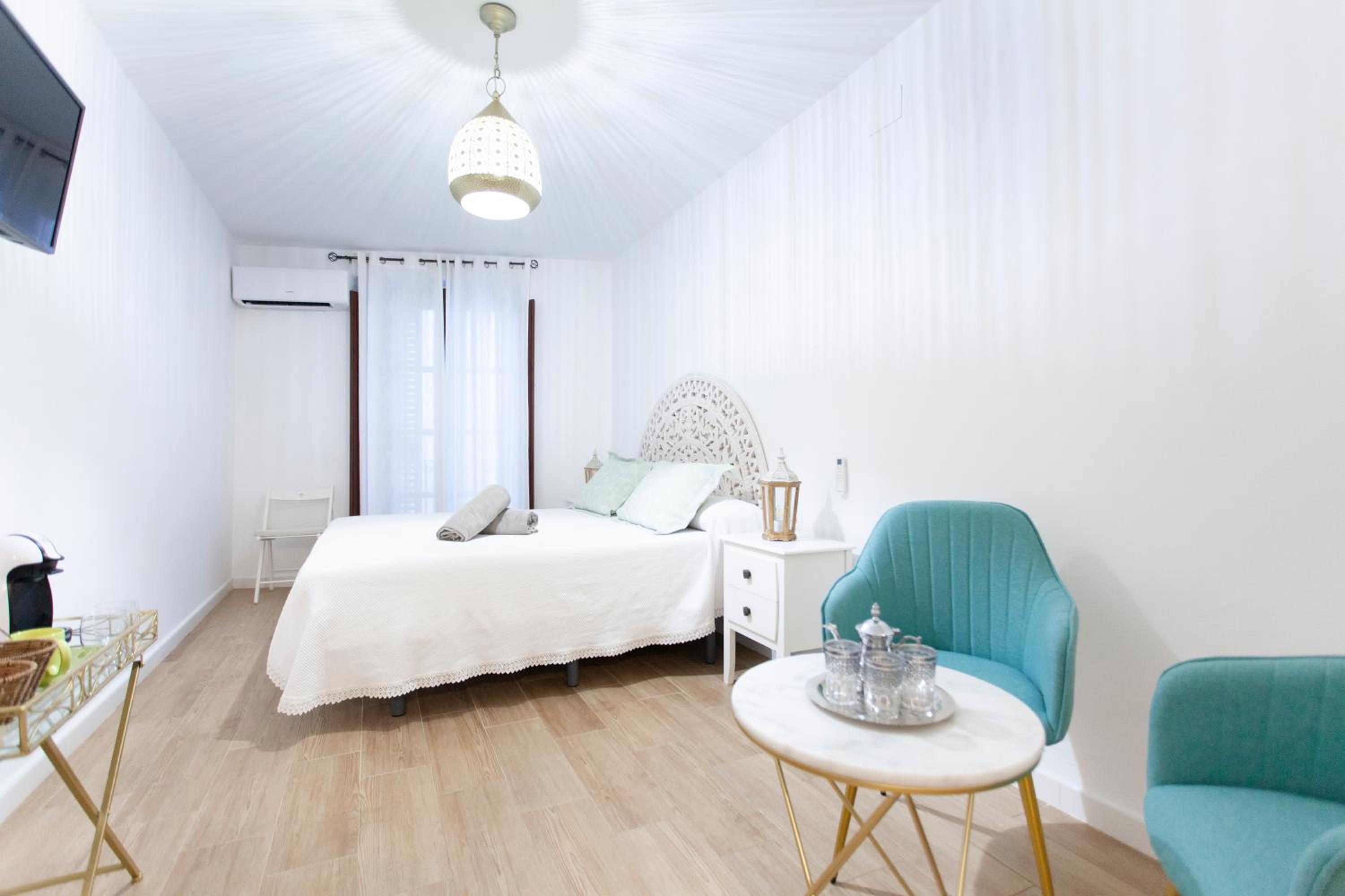 Double Room with Private Bathroom - Photo 4