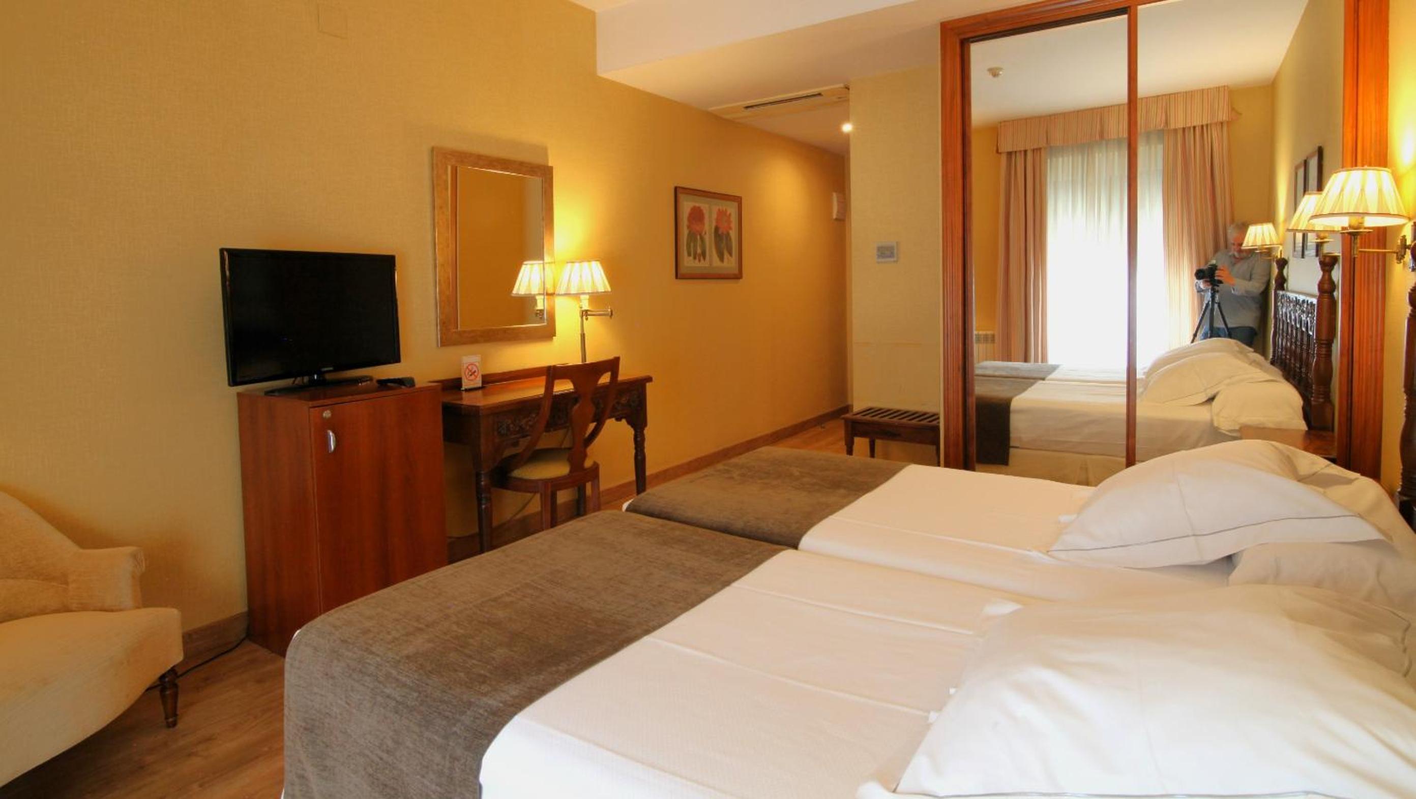 Double or Twin Room - Photo 8