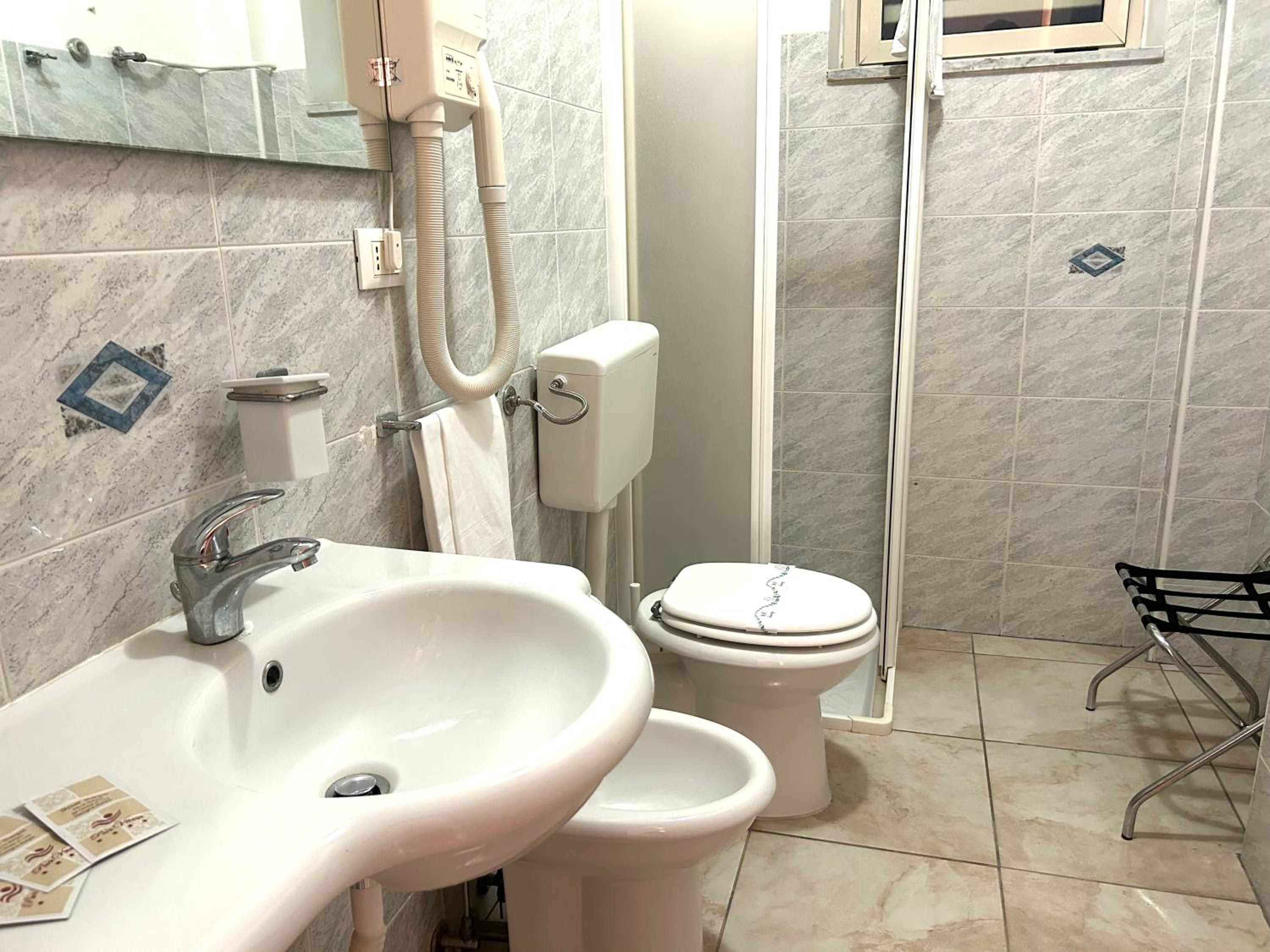 Family Room with Private Bathroom photo 2
