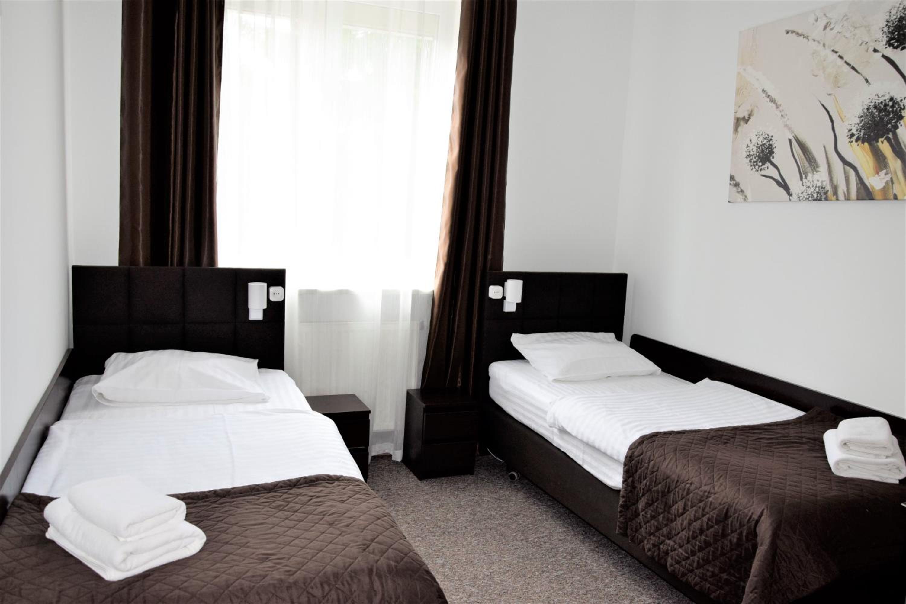 Twin Room - Photo 9