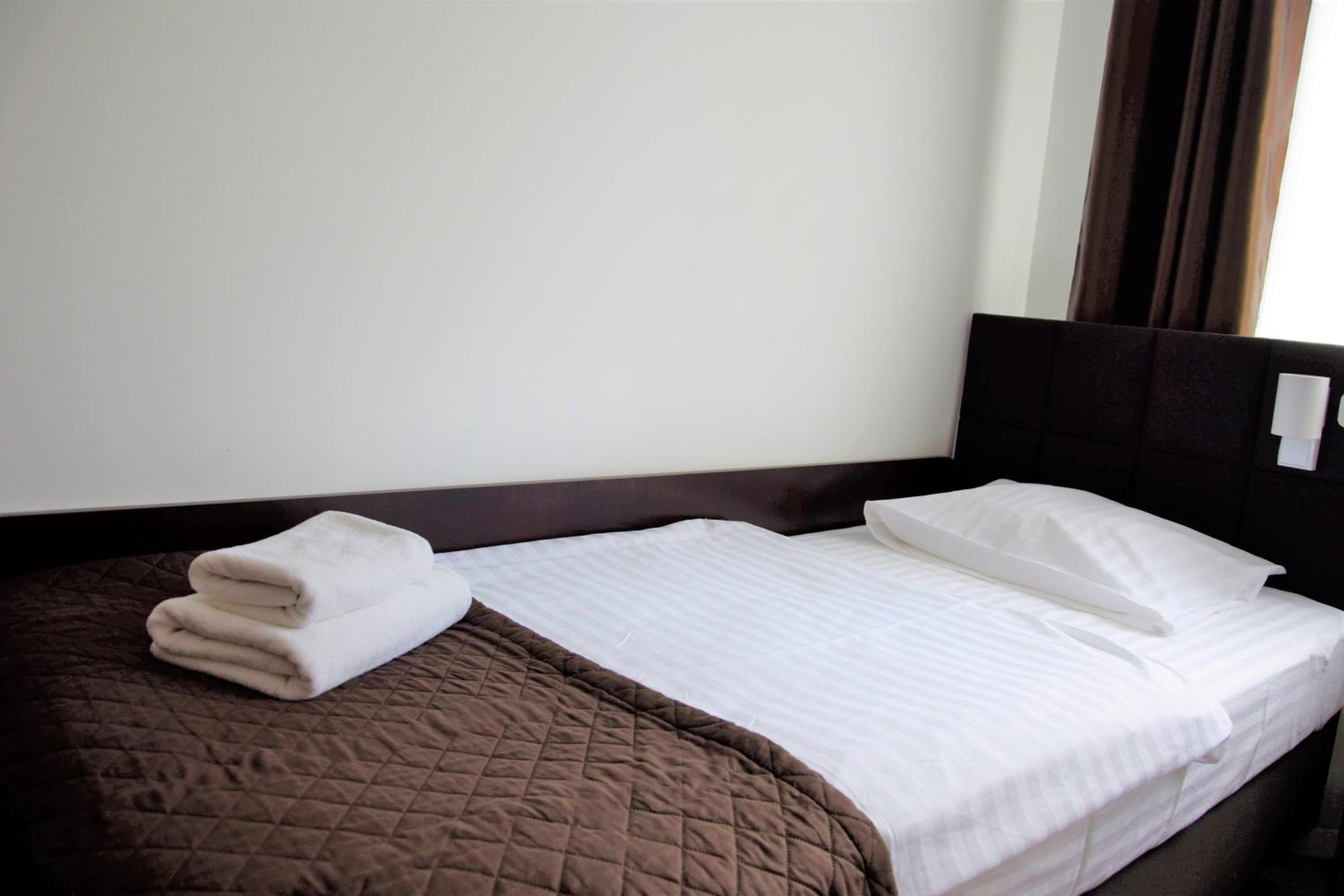 Twin Room - Photo 12