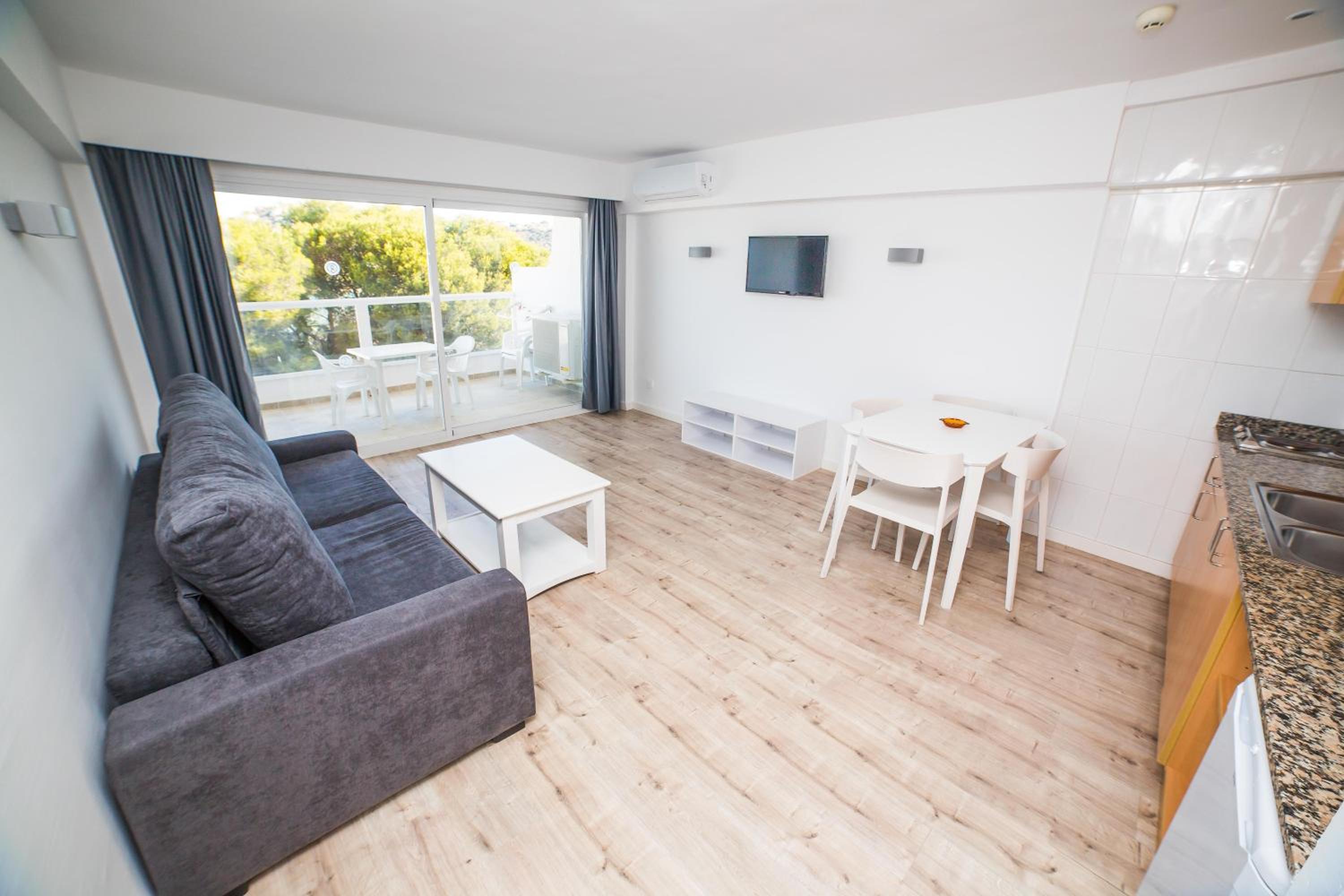 One-Bedroom Apartment (3 Adults + 1 Child)