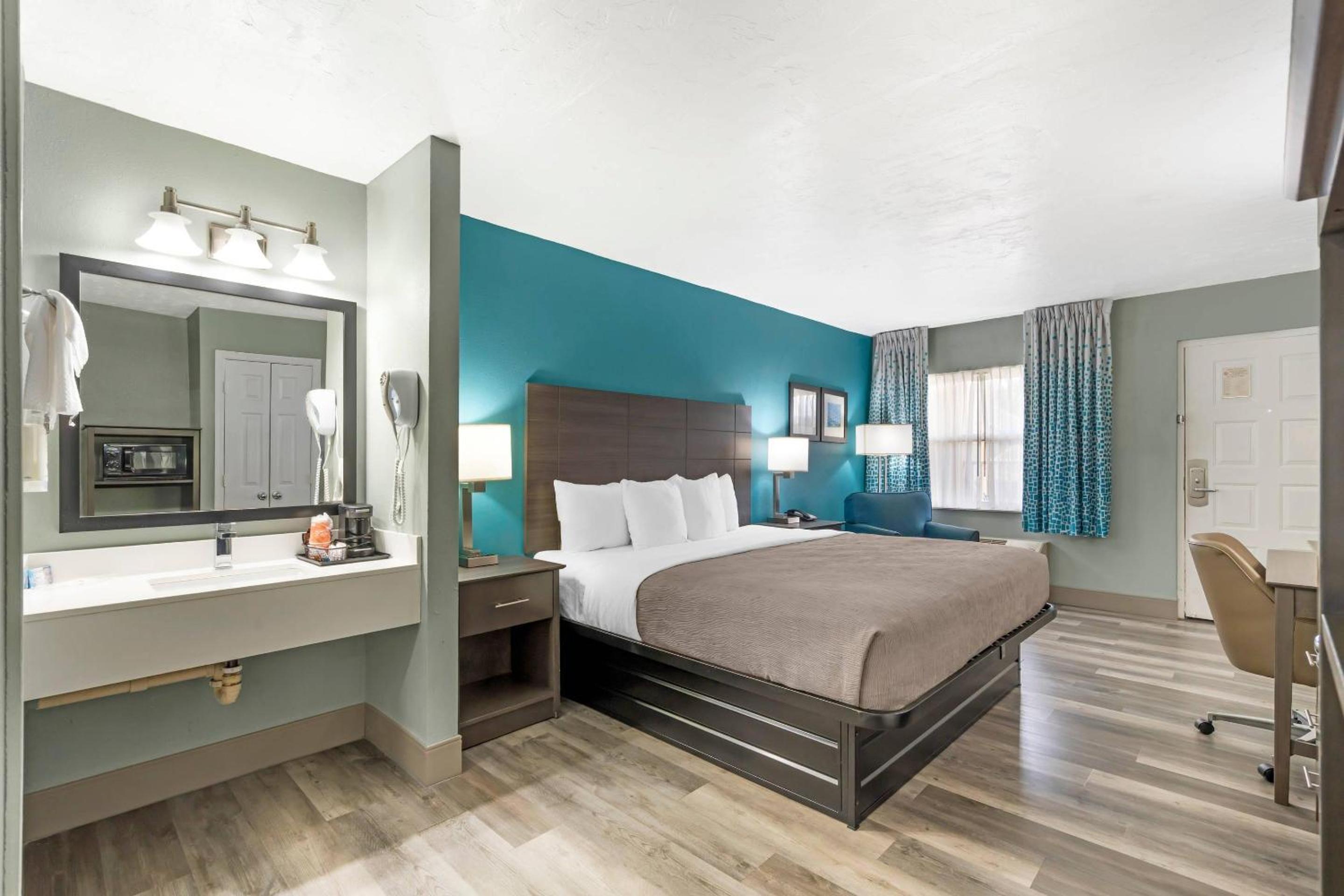 King Room with Roll-In Shower - Disability Access/Non Smoking