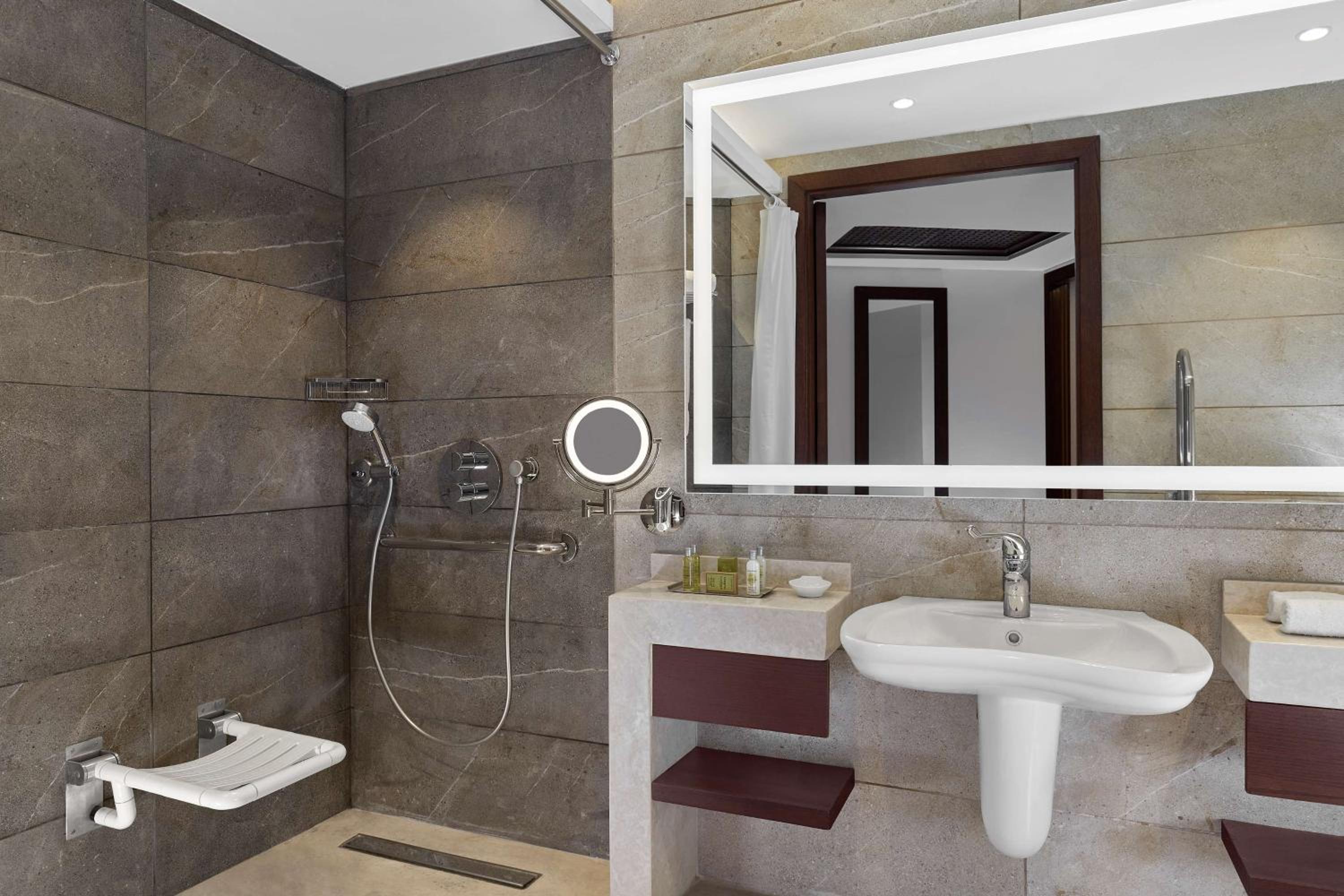 Executive Twin Room with City View thumbnail 5