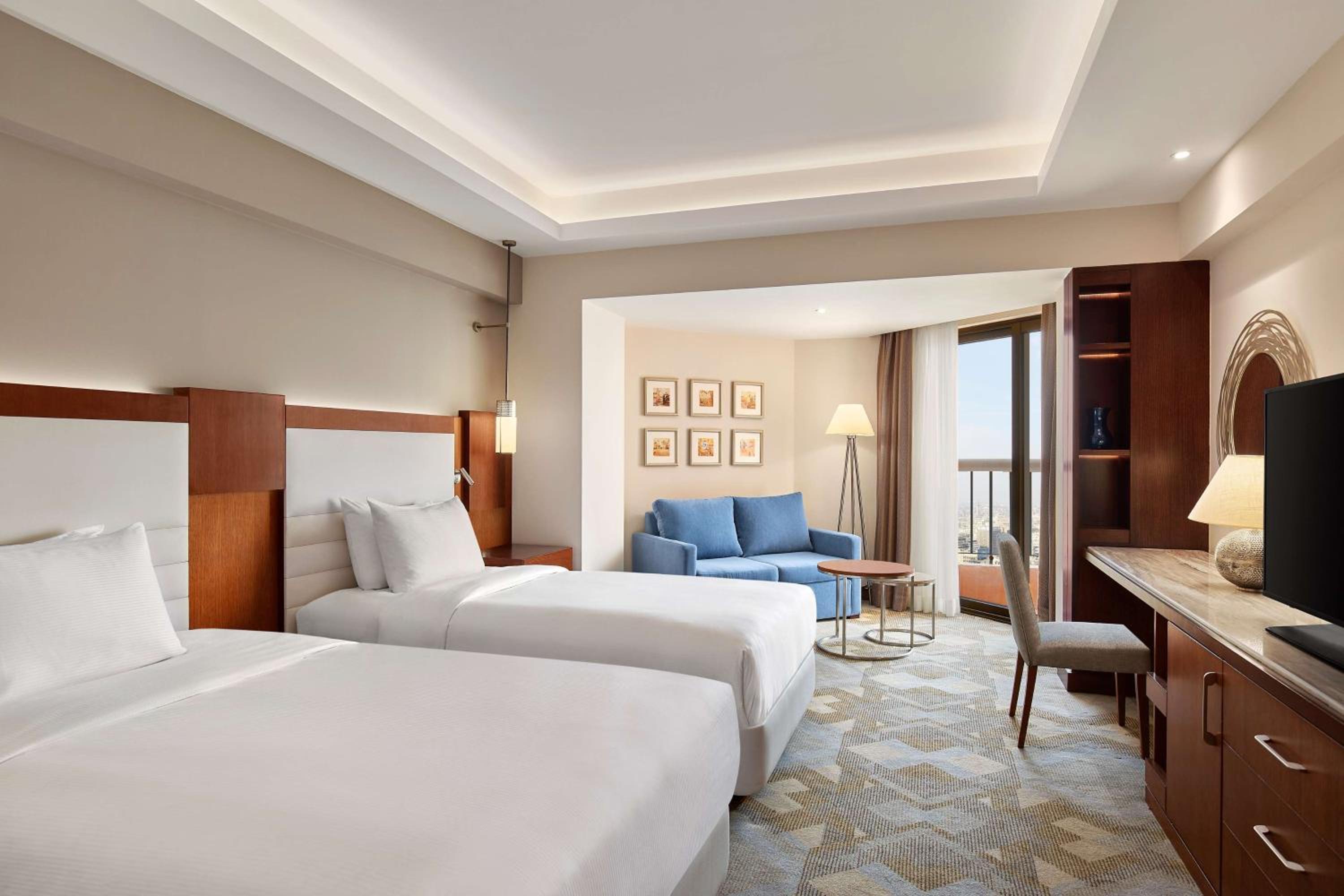 Twin Deluxe Room with City View thumbnail 5