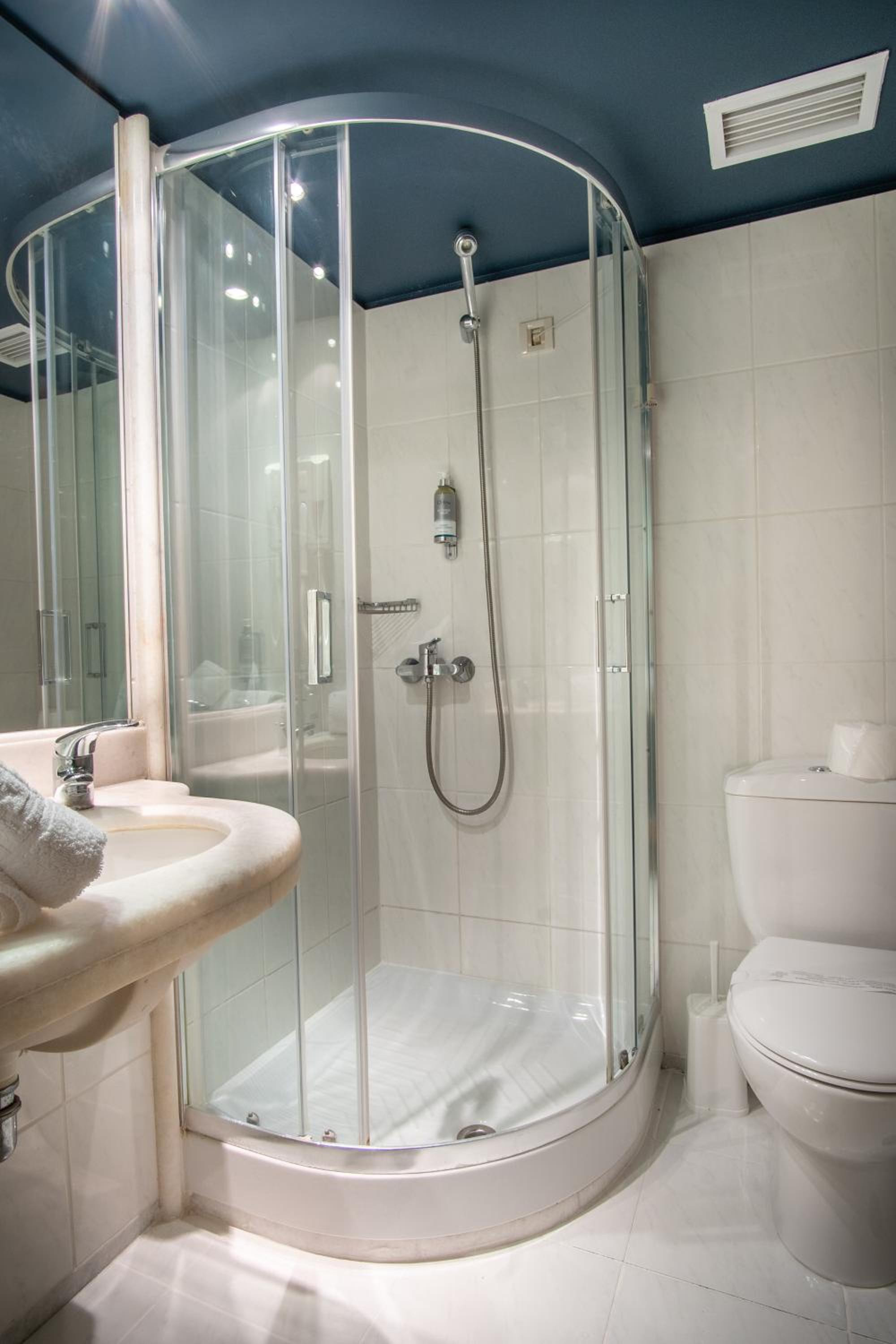 Triple Room (2 Adults + 1 Child) - Photo 5