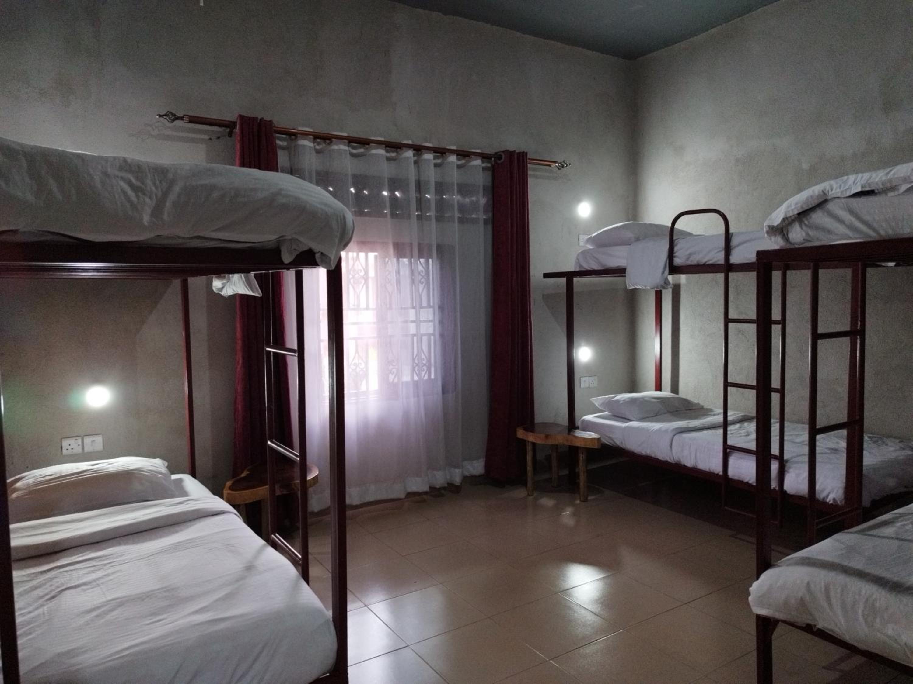 6-Bed Mixed Dormitory Room photo 2