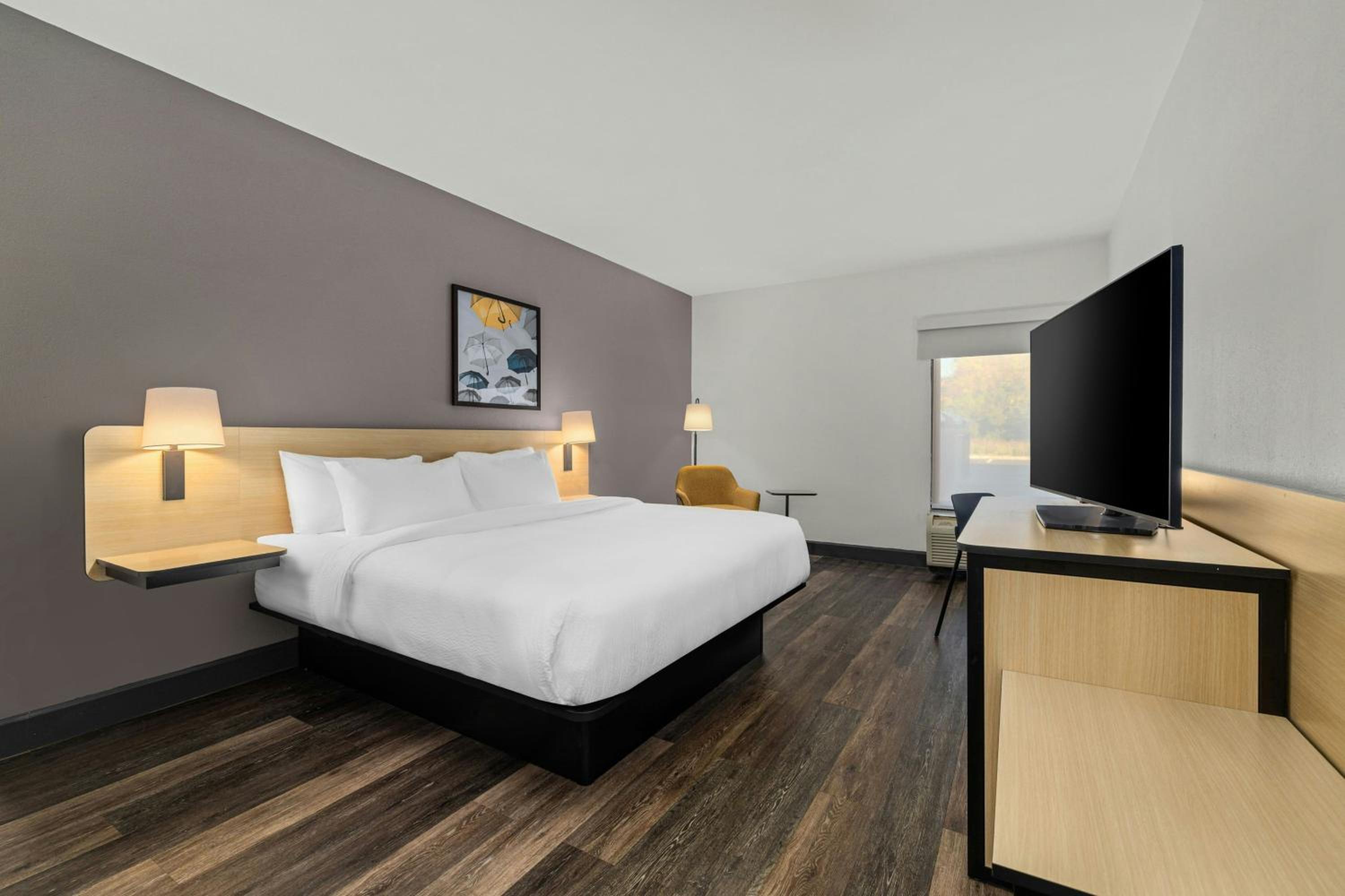 King Room with Adapted Tub - Mobility and Hearing Accessible