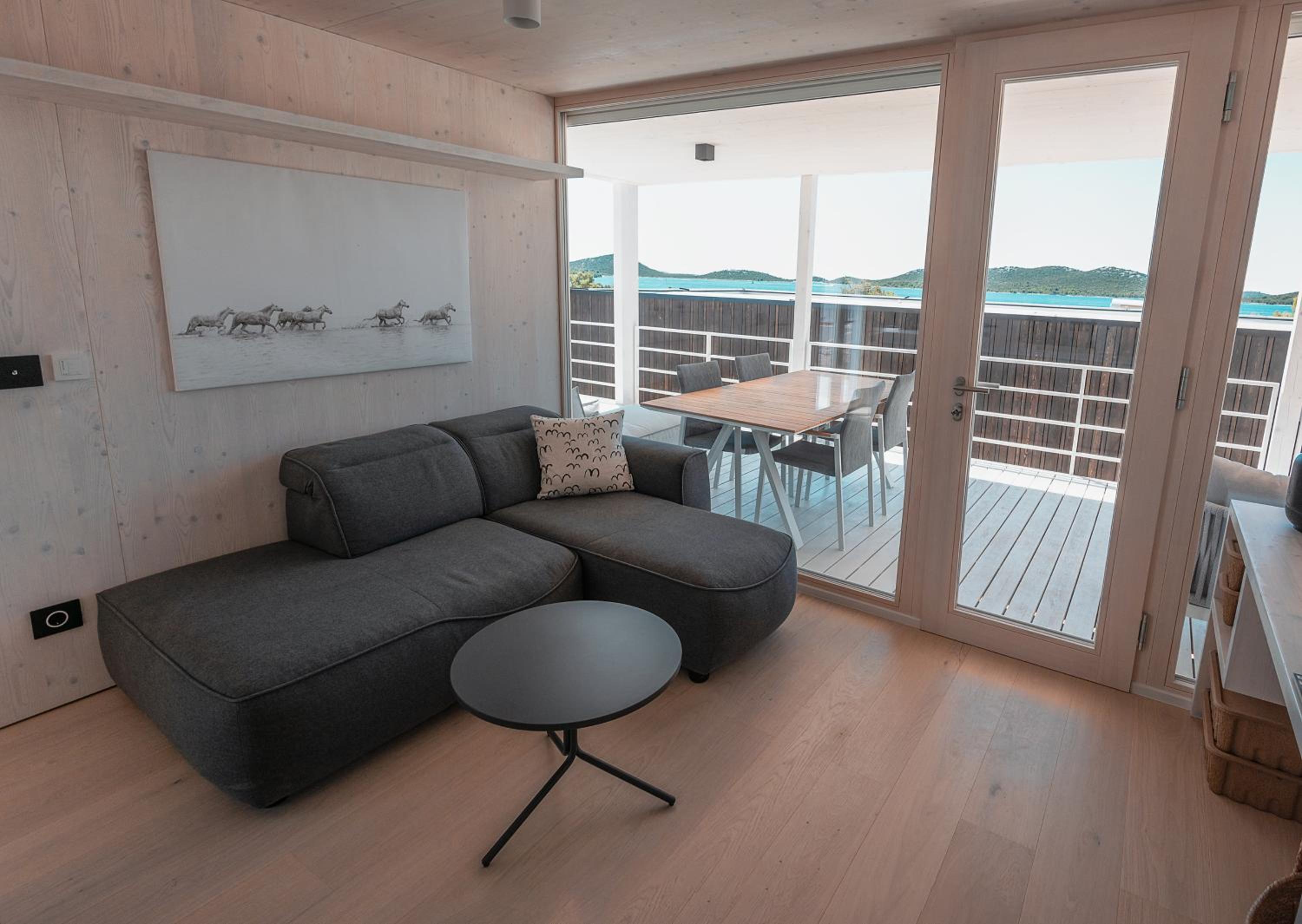 Superior Family Holiday Home With Pool - Seaside