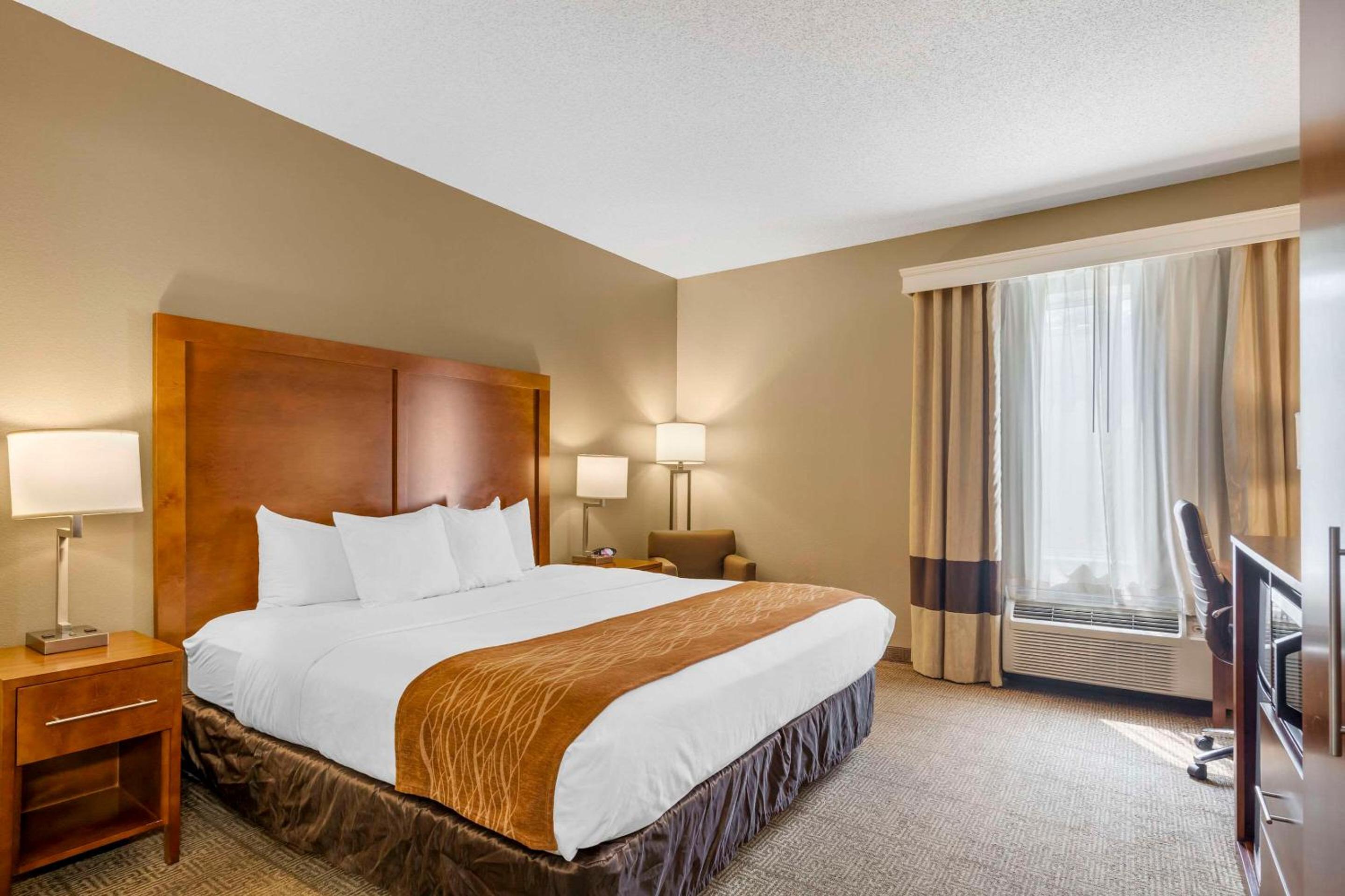 Standard King Room - Non-Smoking  - Photo 1