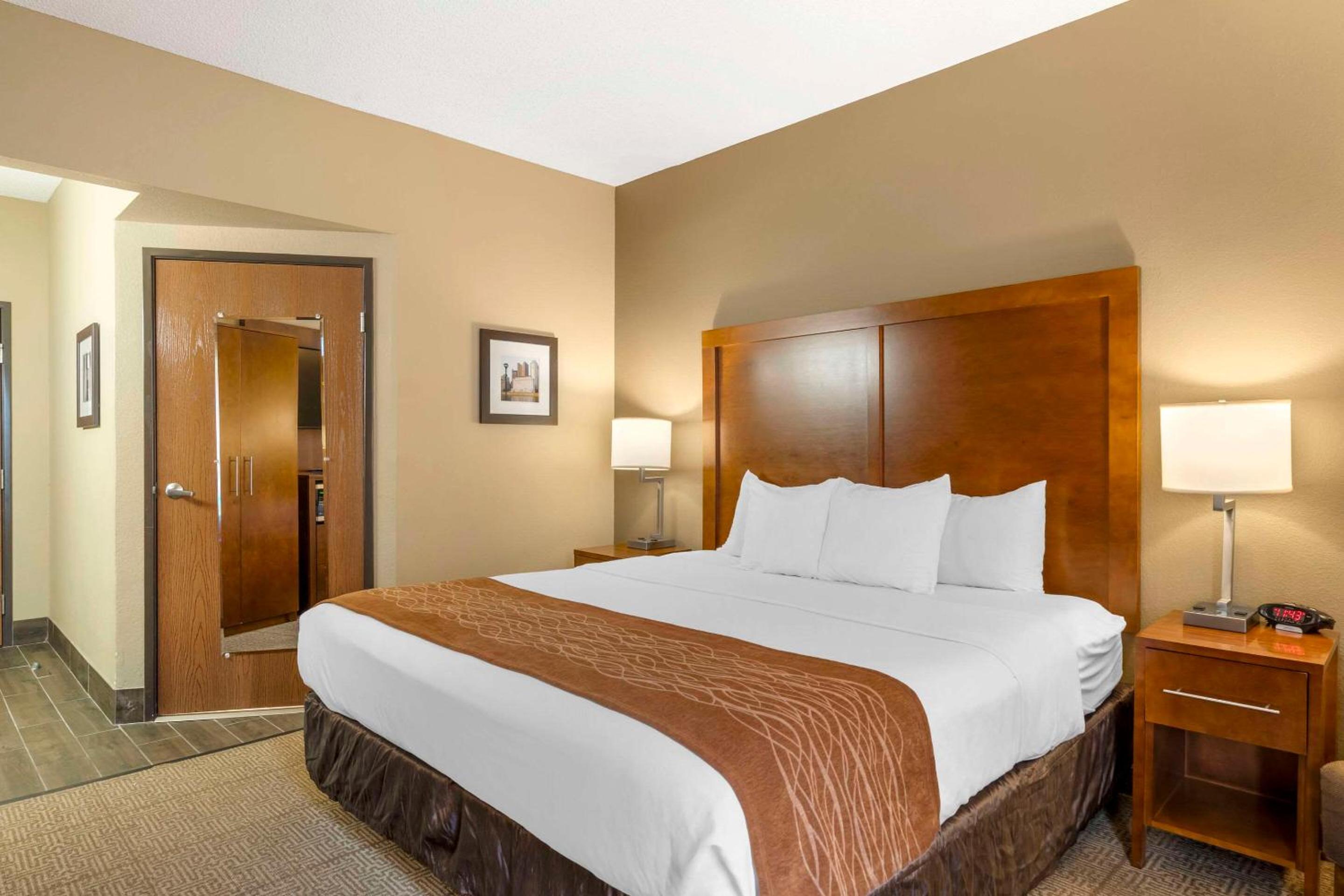 Standard King Room - Non-Smoking  - Photo 2
