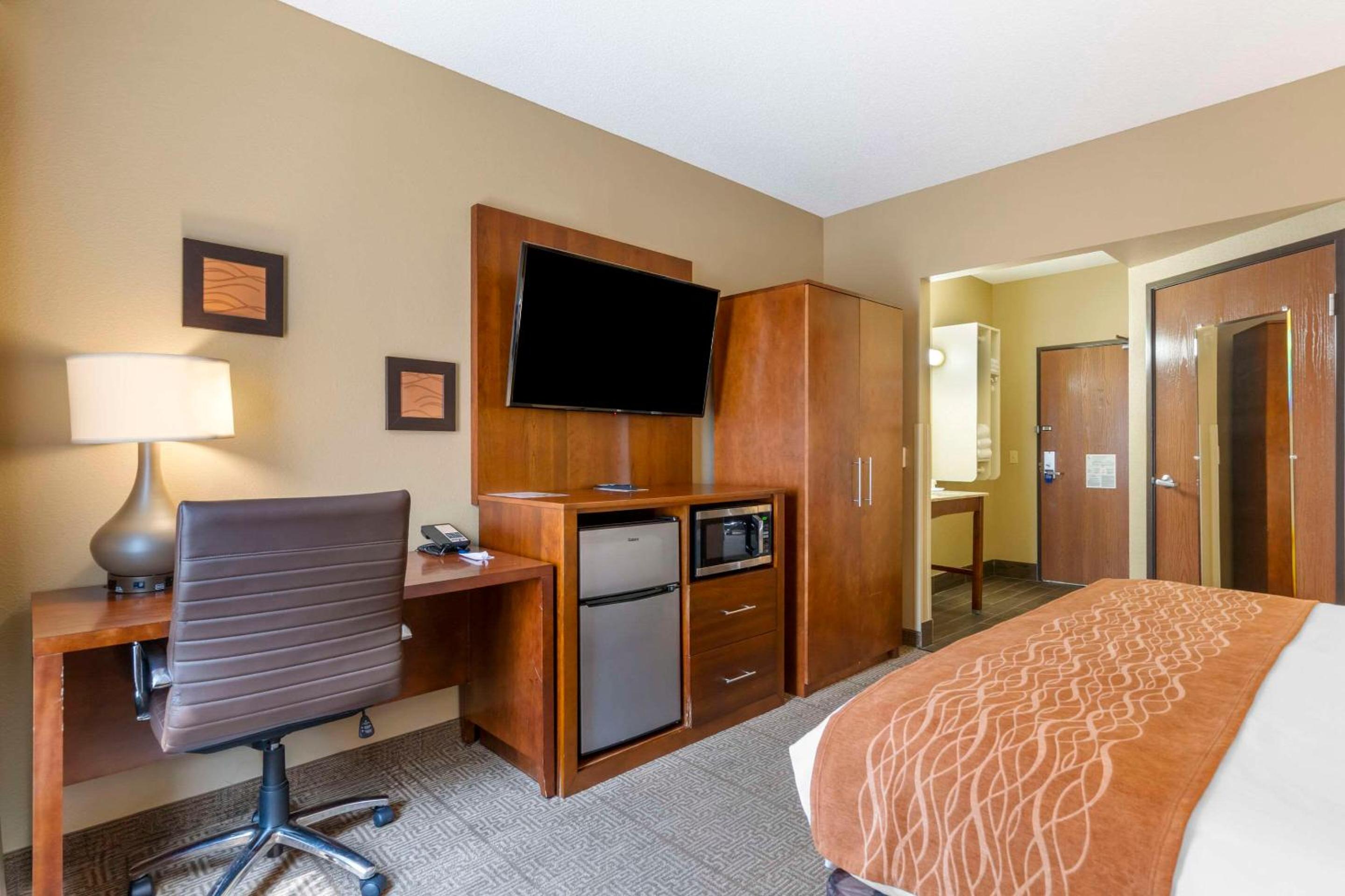 Standard King Room - Non-Smoking  - Photo 3
